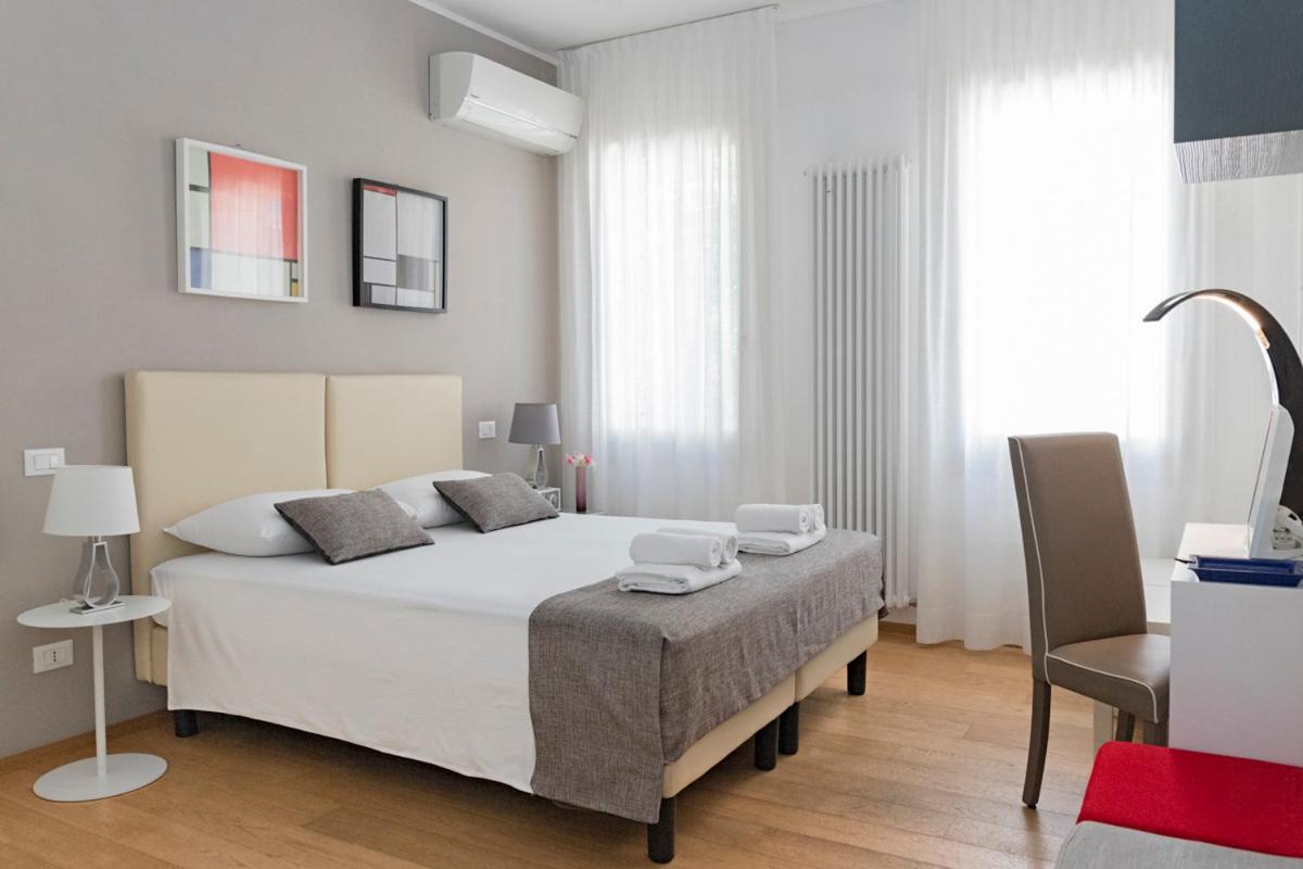 Double Room with Private Bathroom - Photo 7