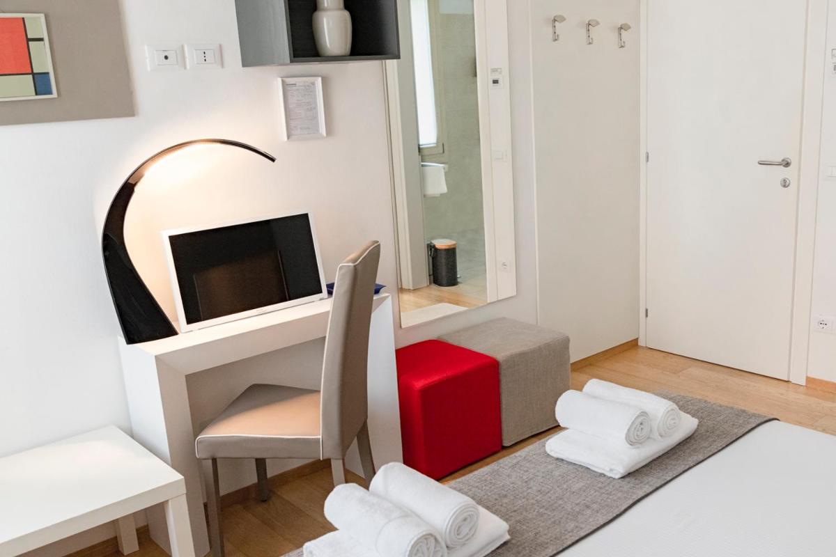 Double Room with Private Bathroom - Photo 6