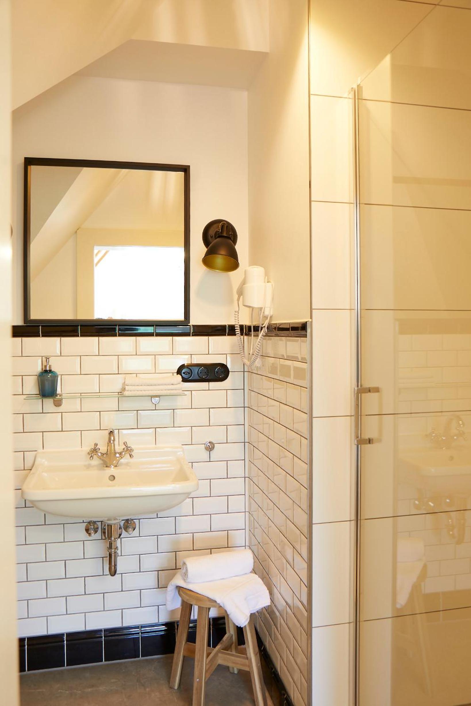 Double Room with Private Bathroom - Photo 8