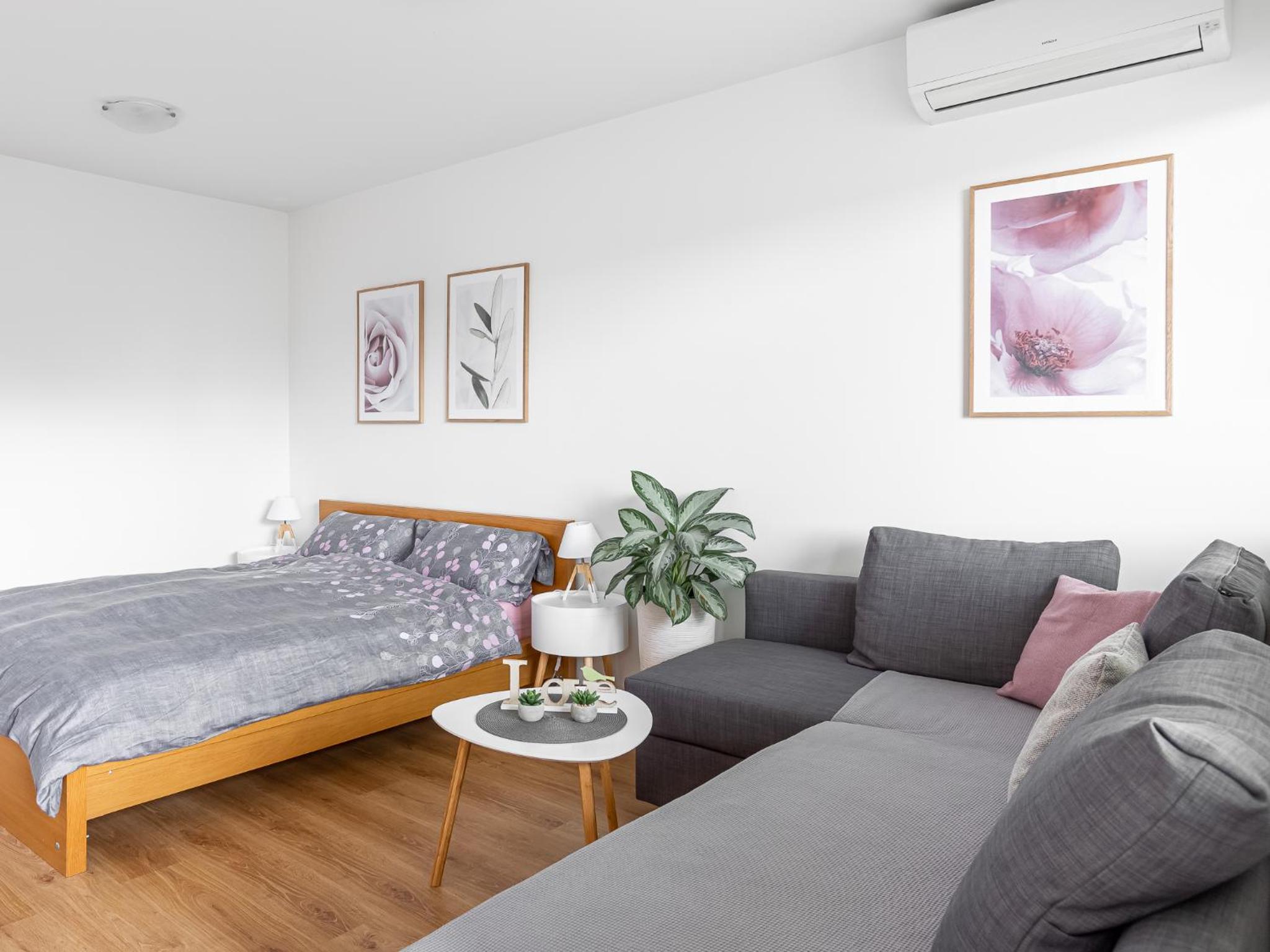 One-Bedroom Apartment photo 1