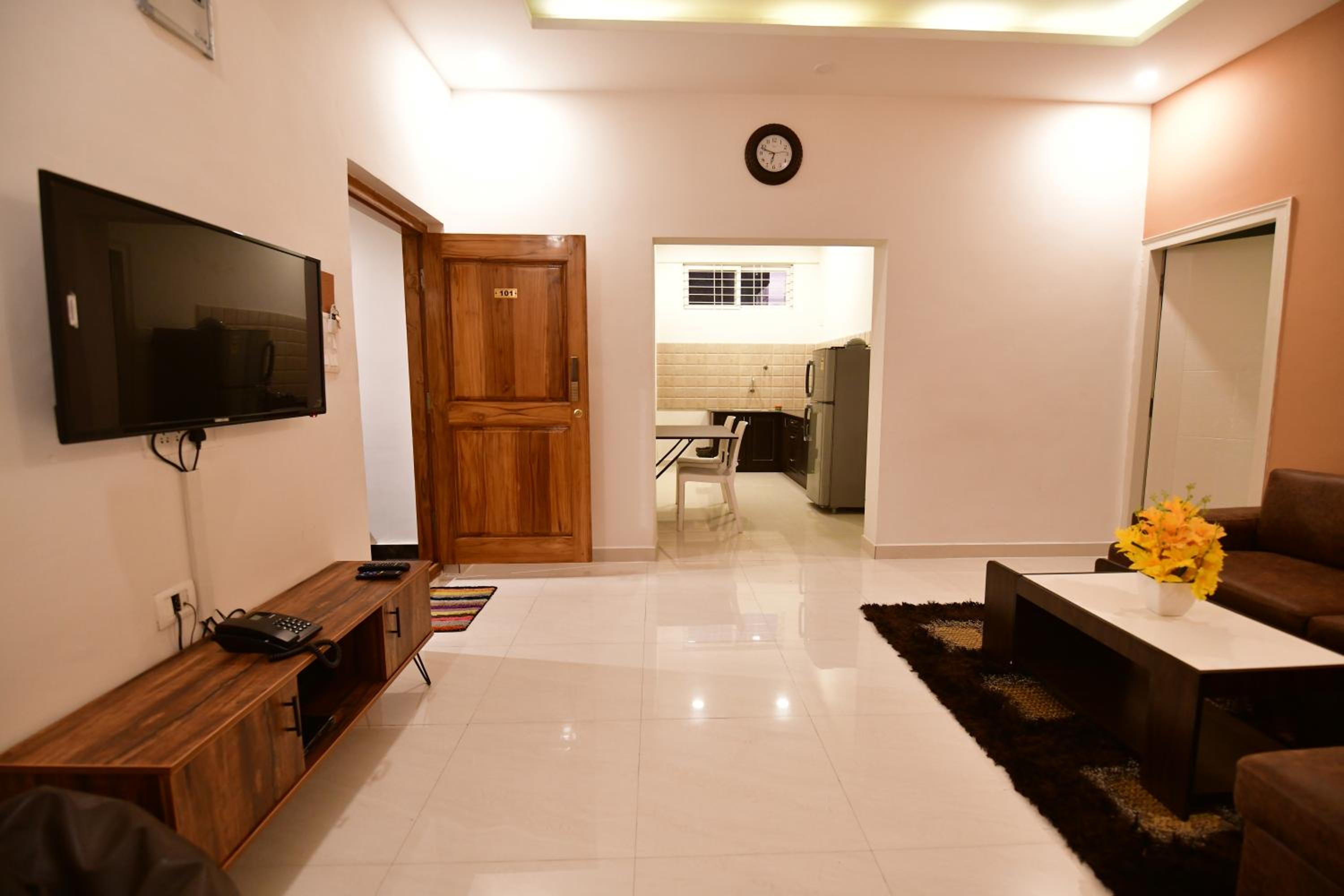 Apartment with Balcony - Photo 31