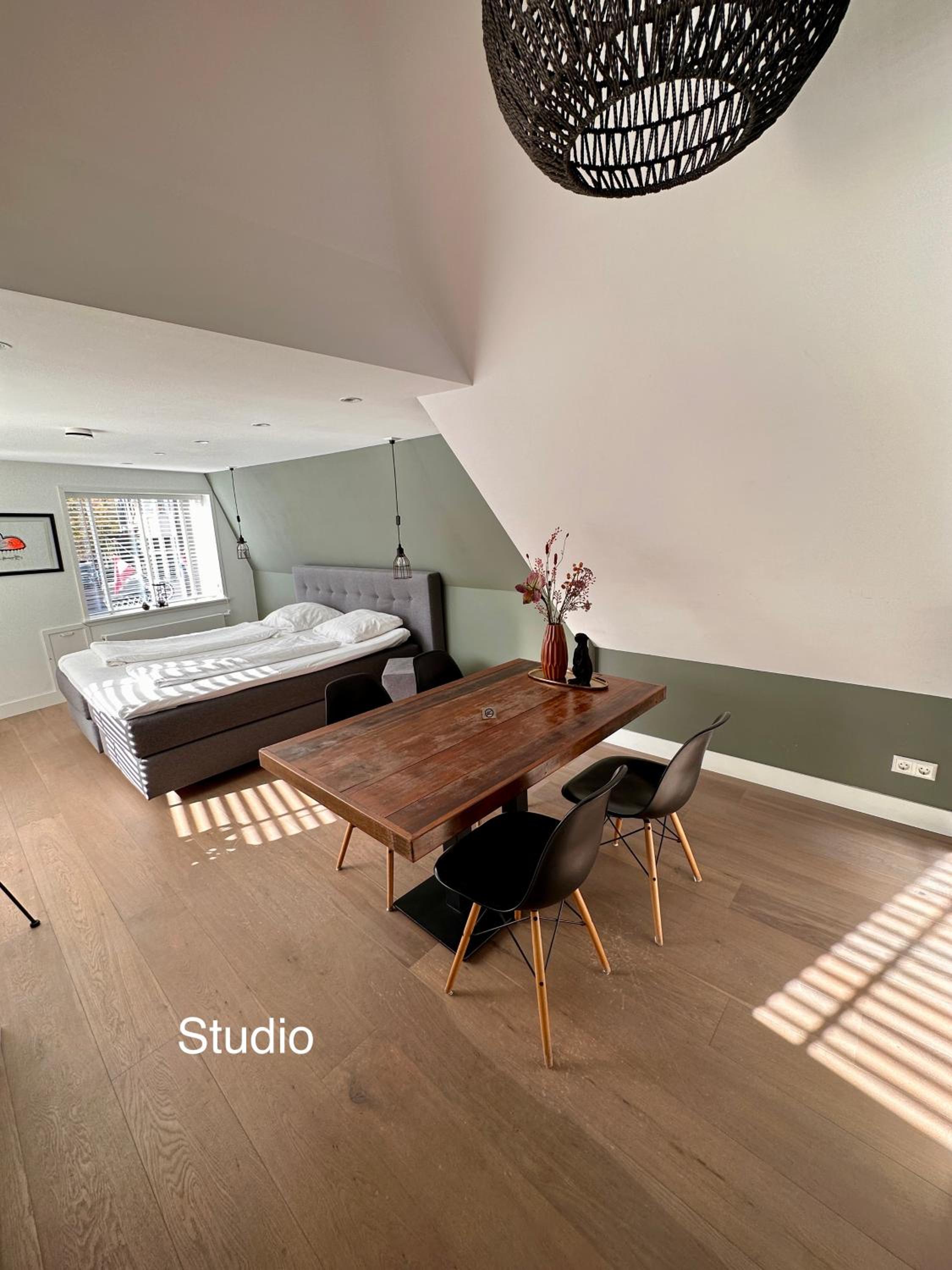 Family Studio - Photo 1
