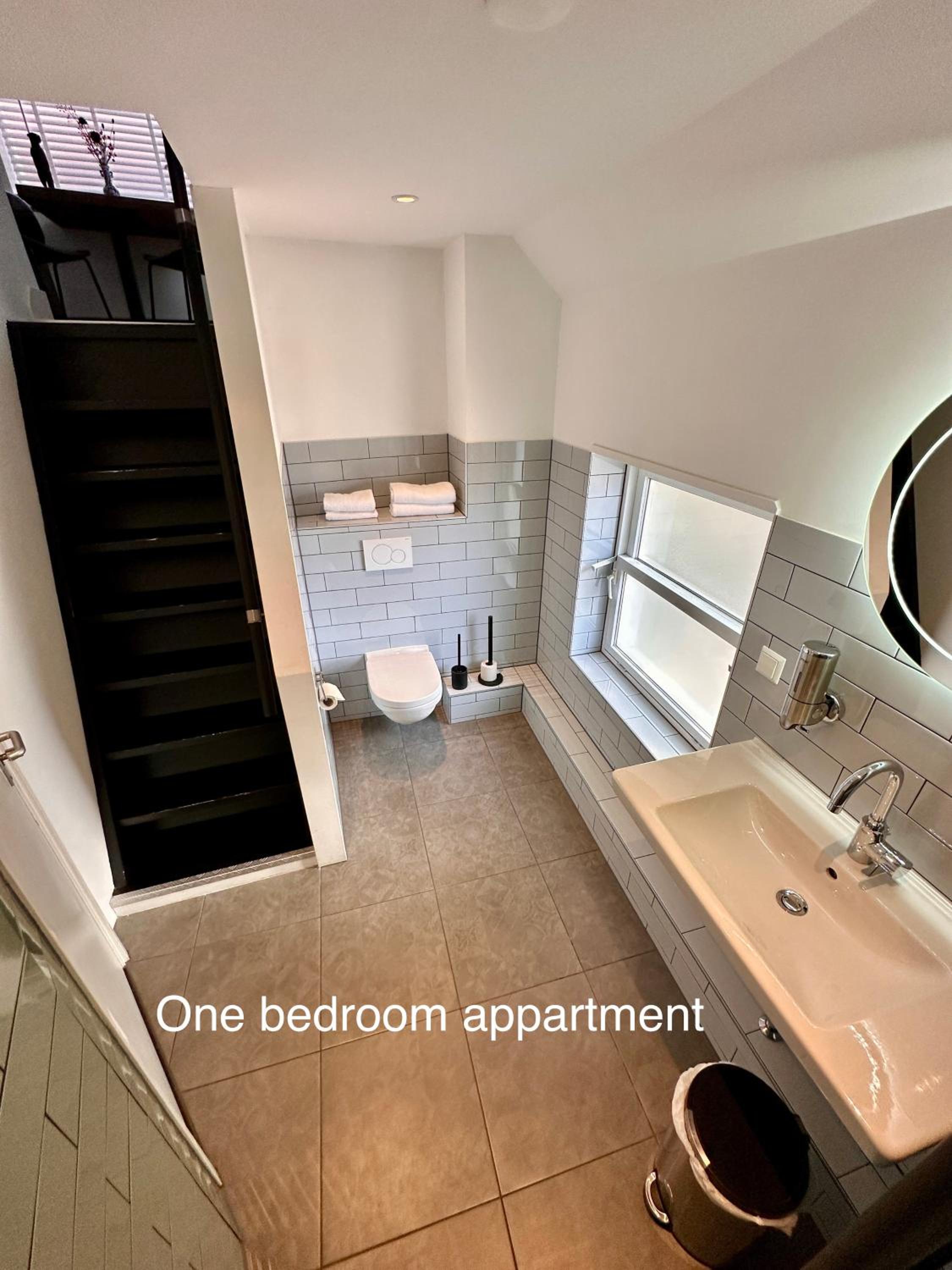 One-Bedroom Apartment - Photo 3