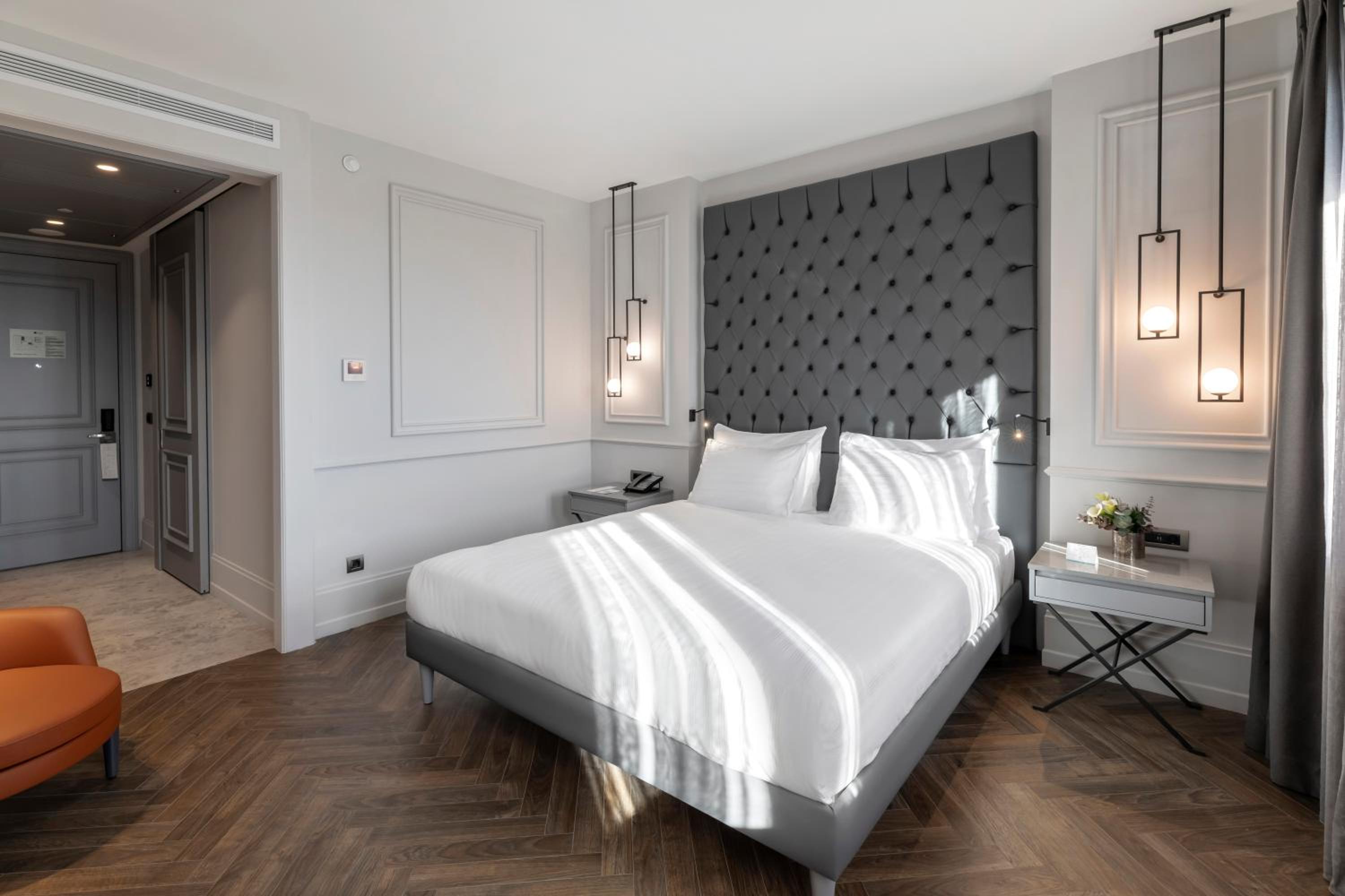 Deluxe King Room thumbnail 6