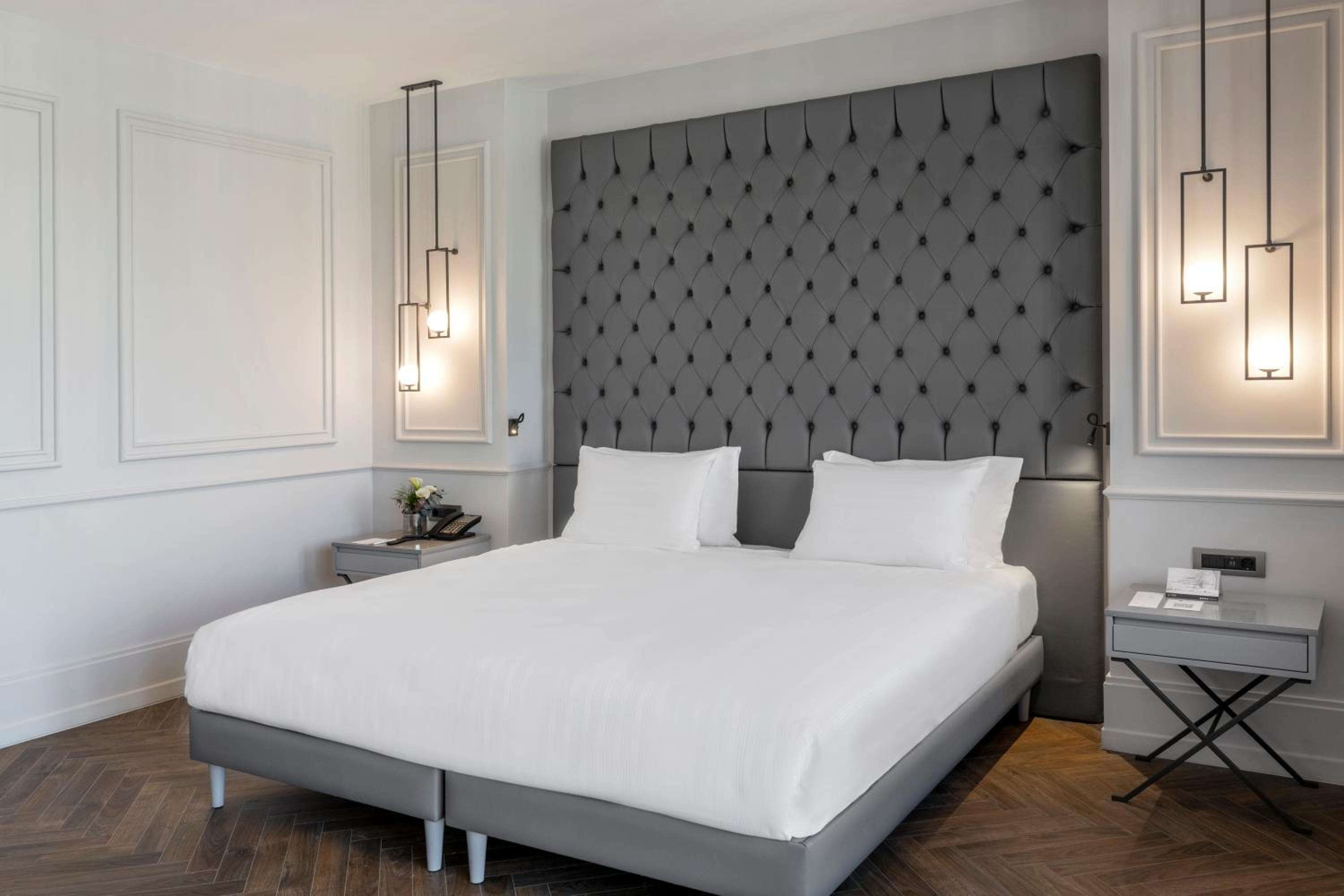 Superior King Room thumbnail 6