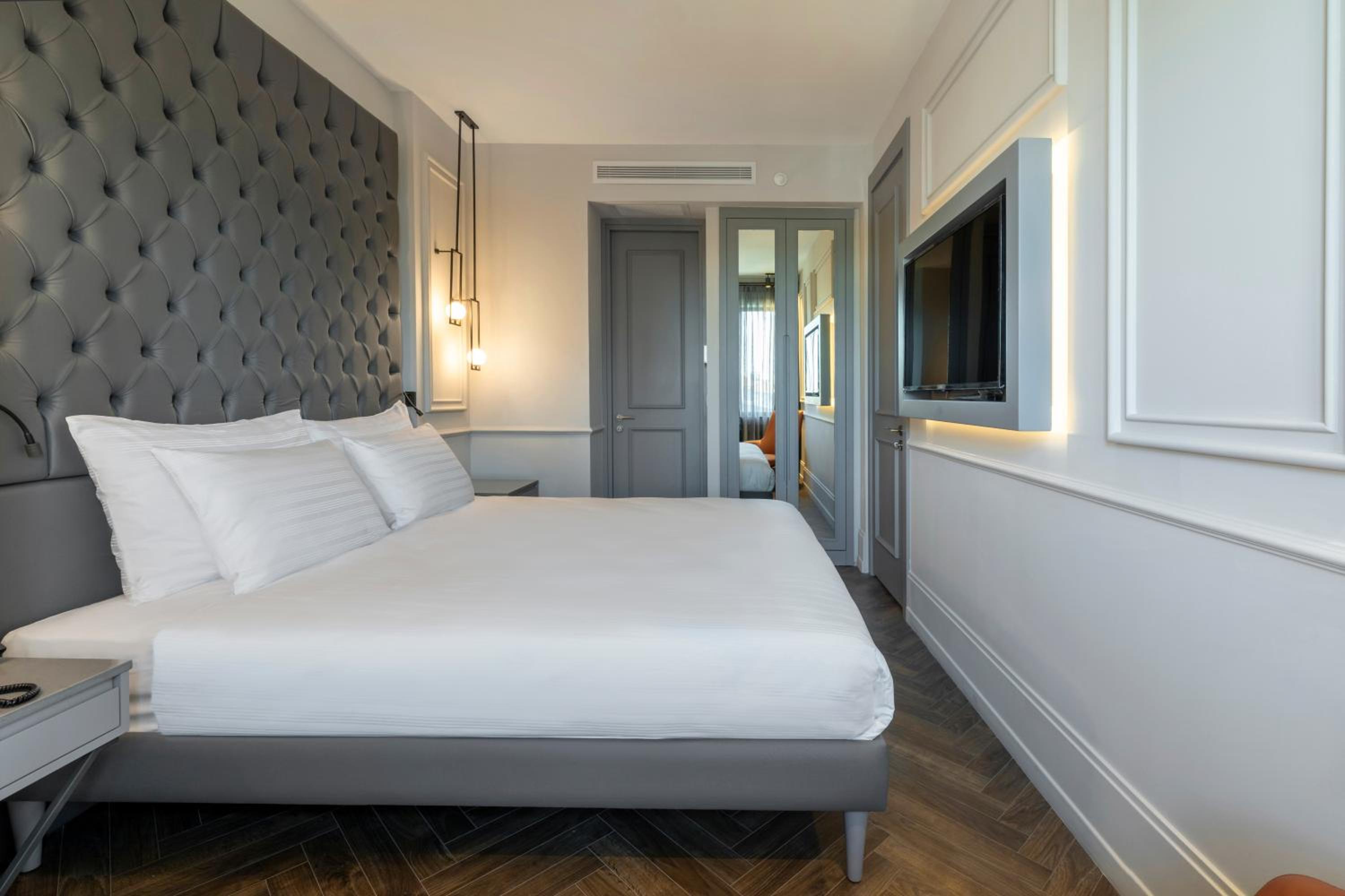One-Bedroom Suite thumbnail 6