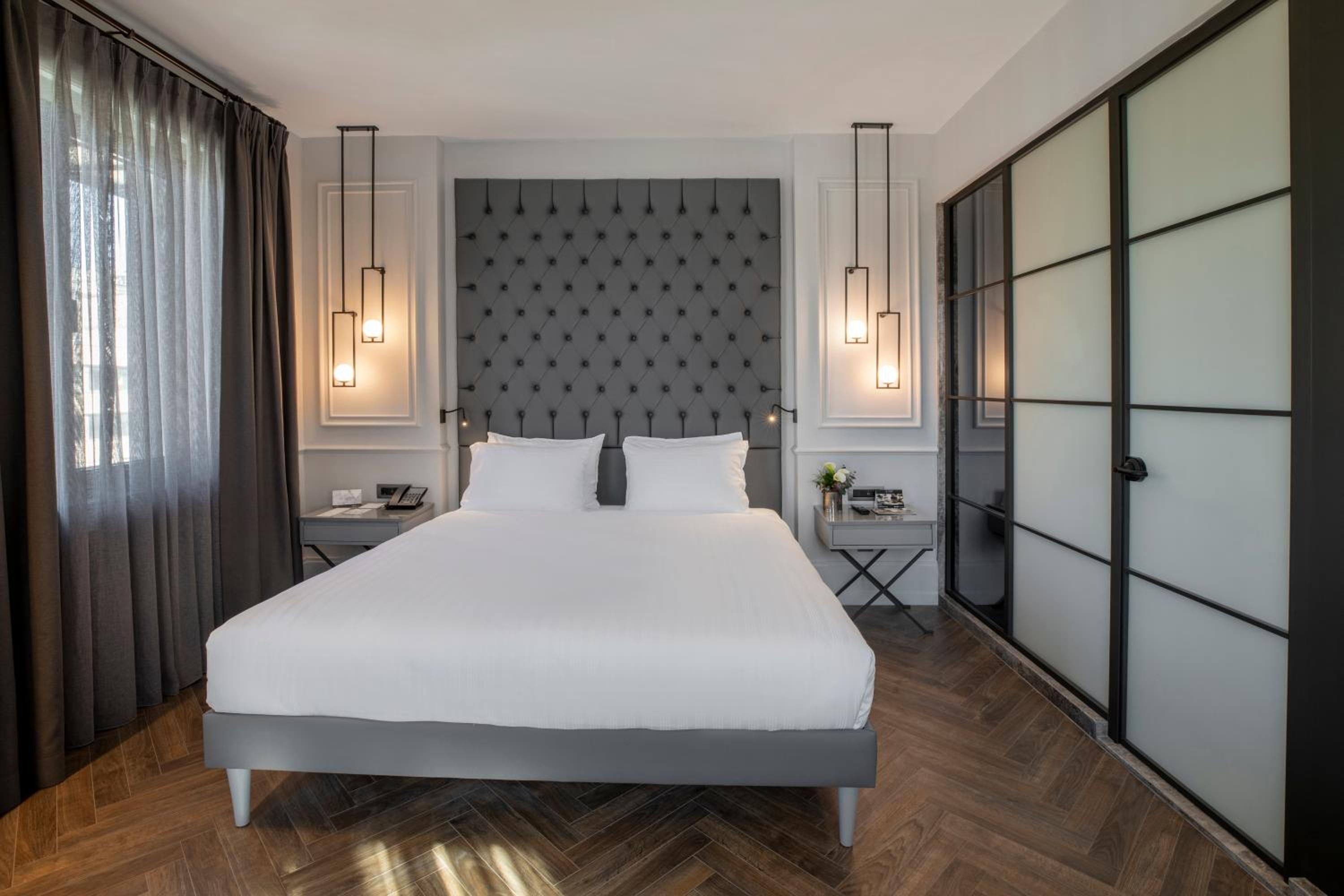 Suite with City View thumbnail 5