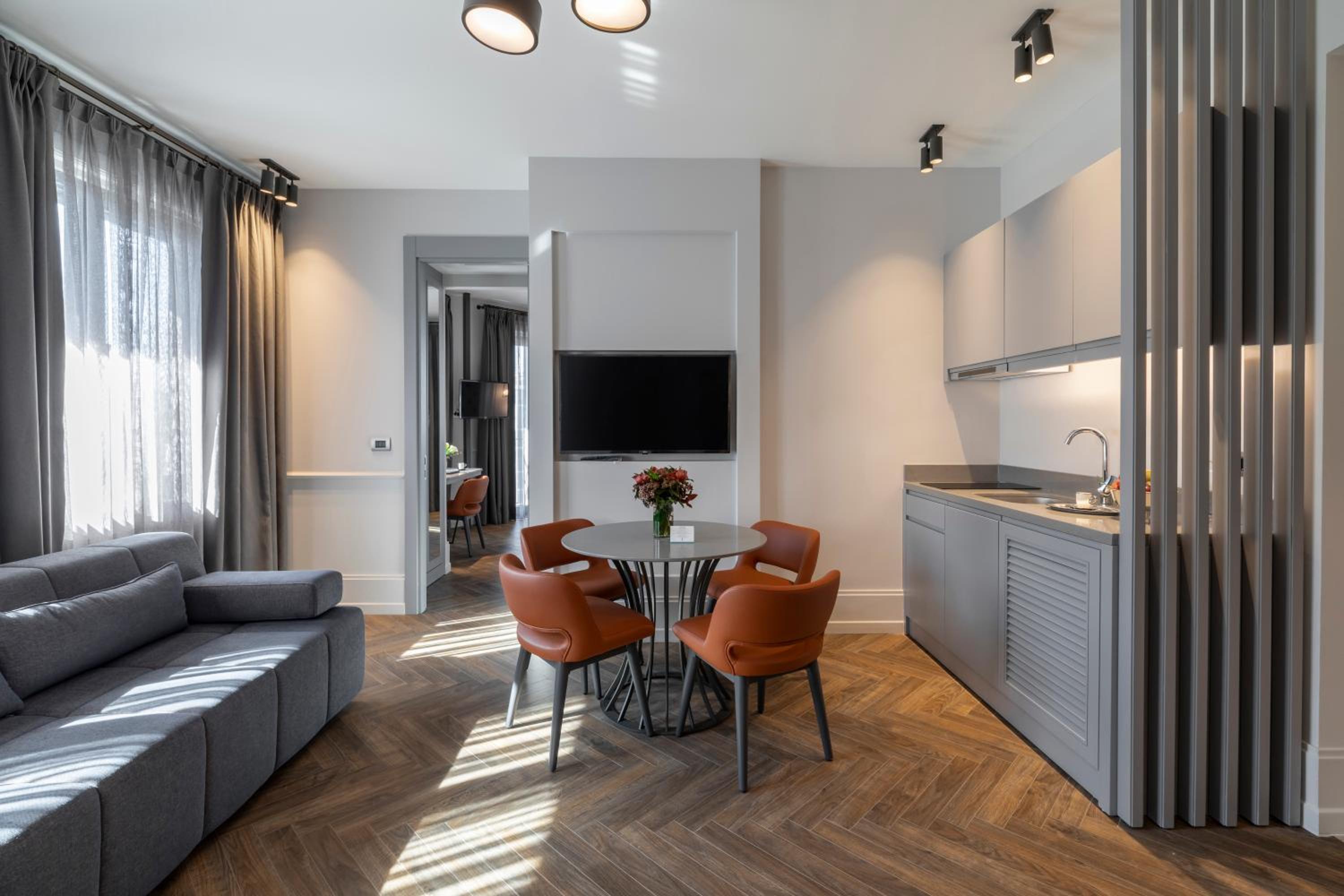 Suite with City View thumbnail 6