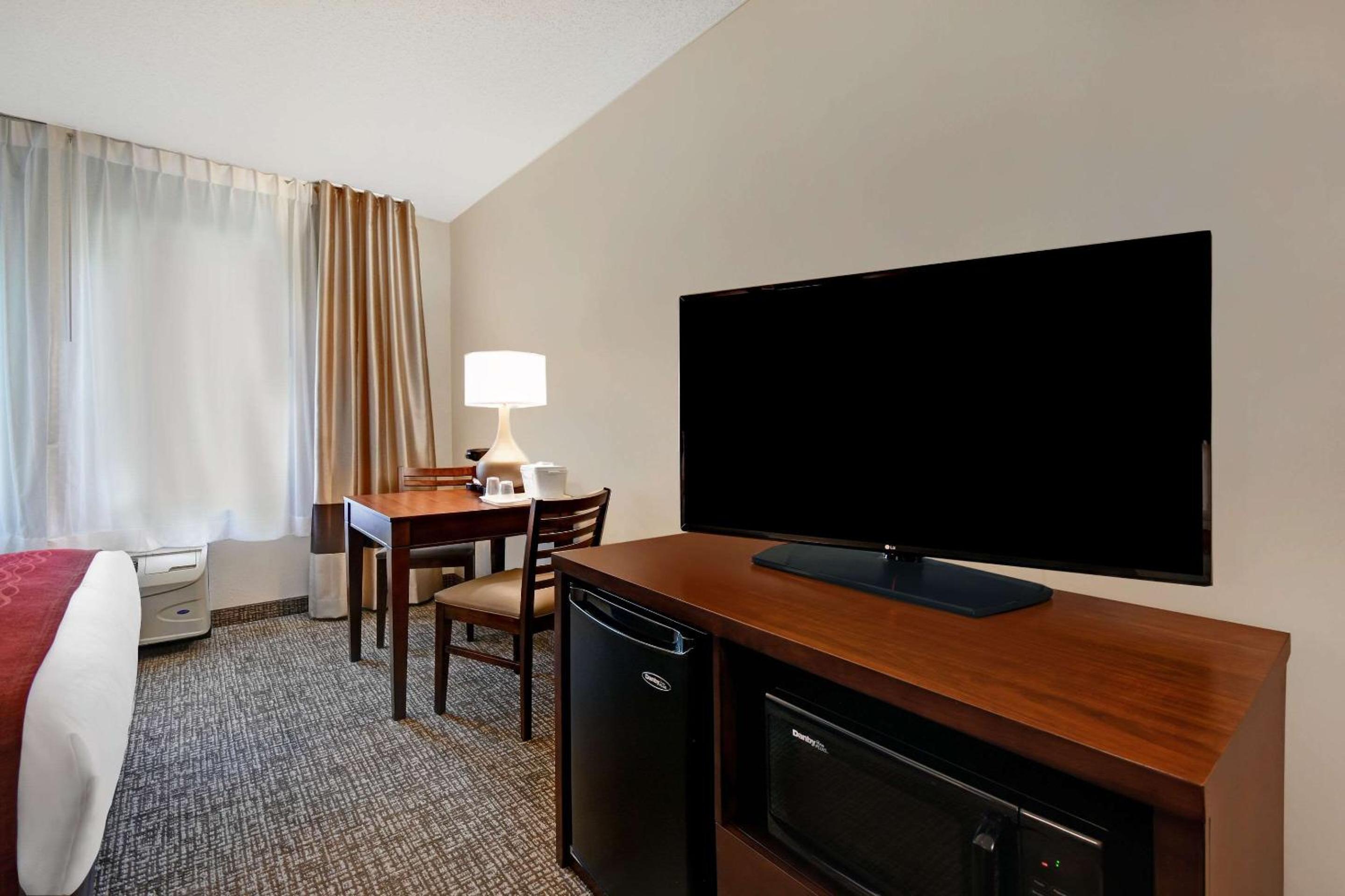 Queen Suite with 2 Queen Beds and Sofa Bed - Photo 2