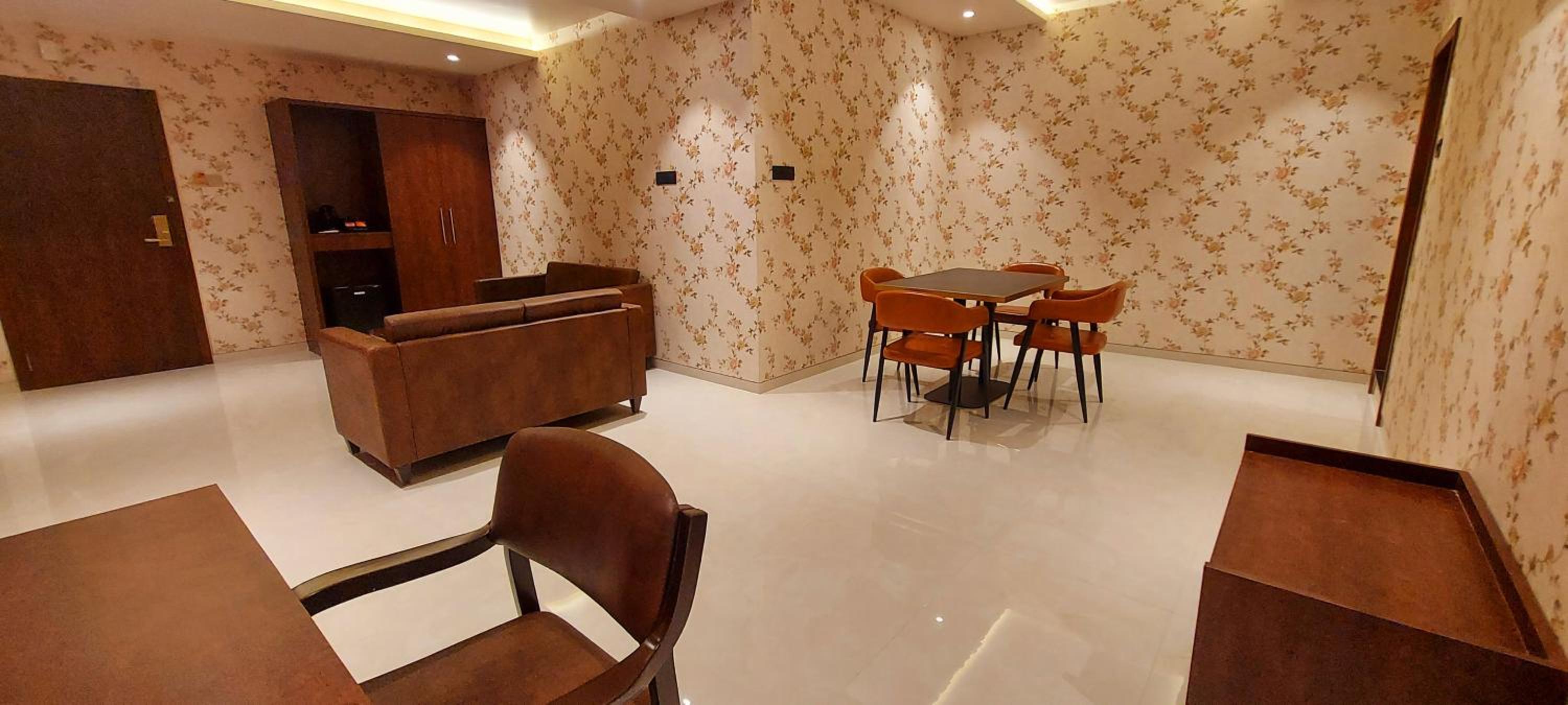Executive Suite - Photo 7