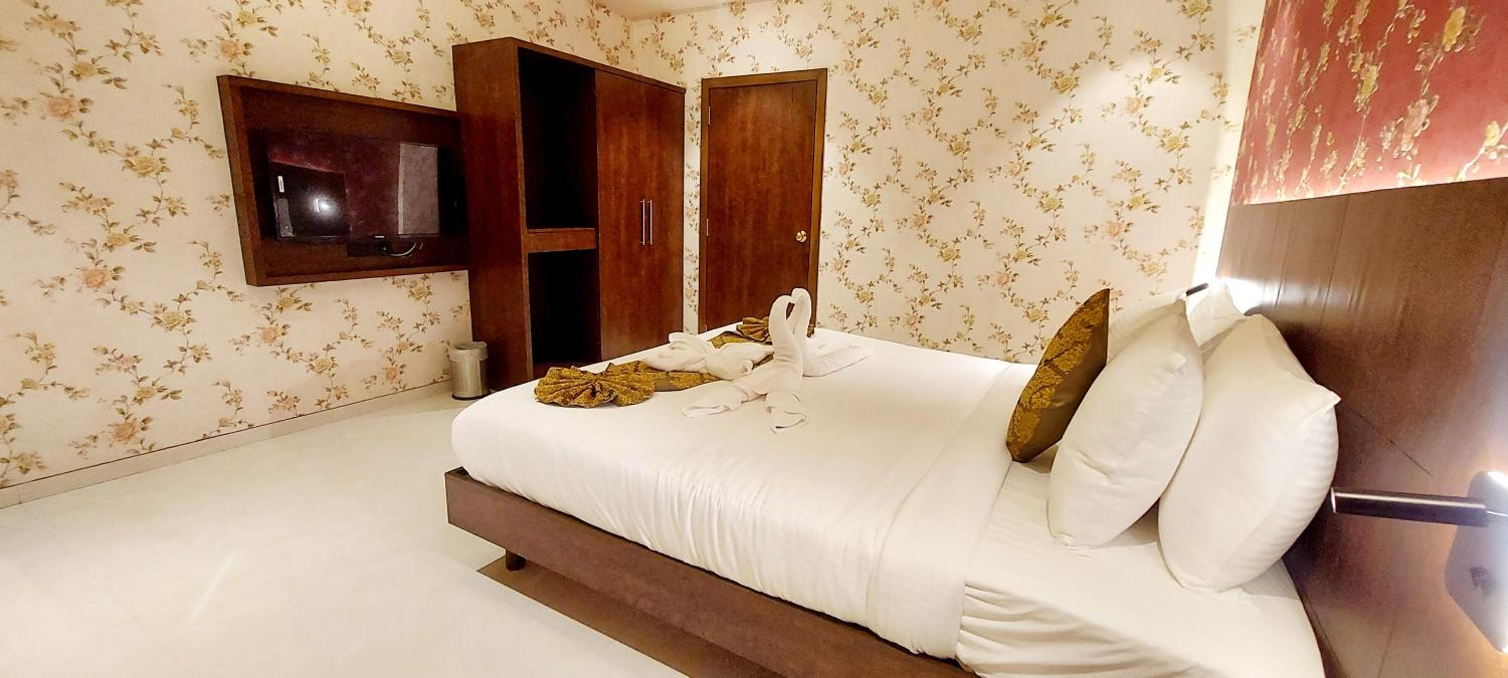Executive Suite - Photo 9