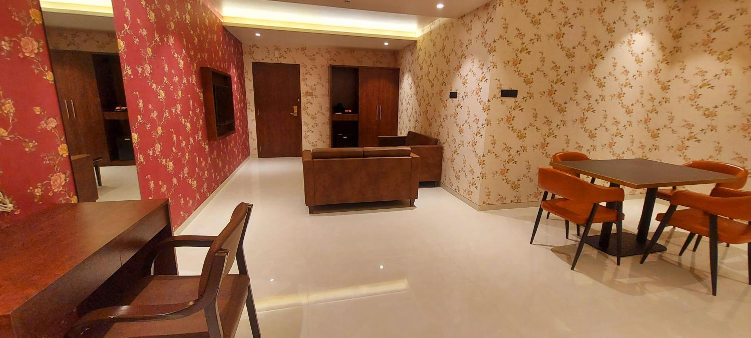Executive Suite - Photo 5