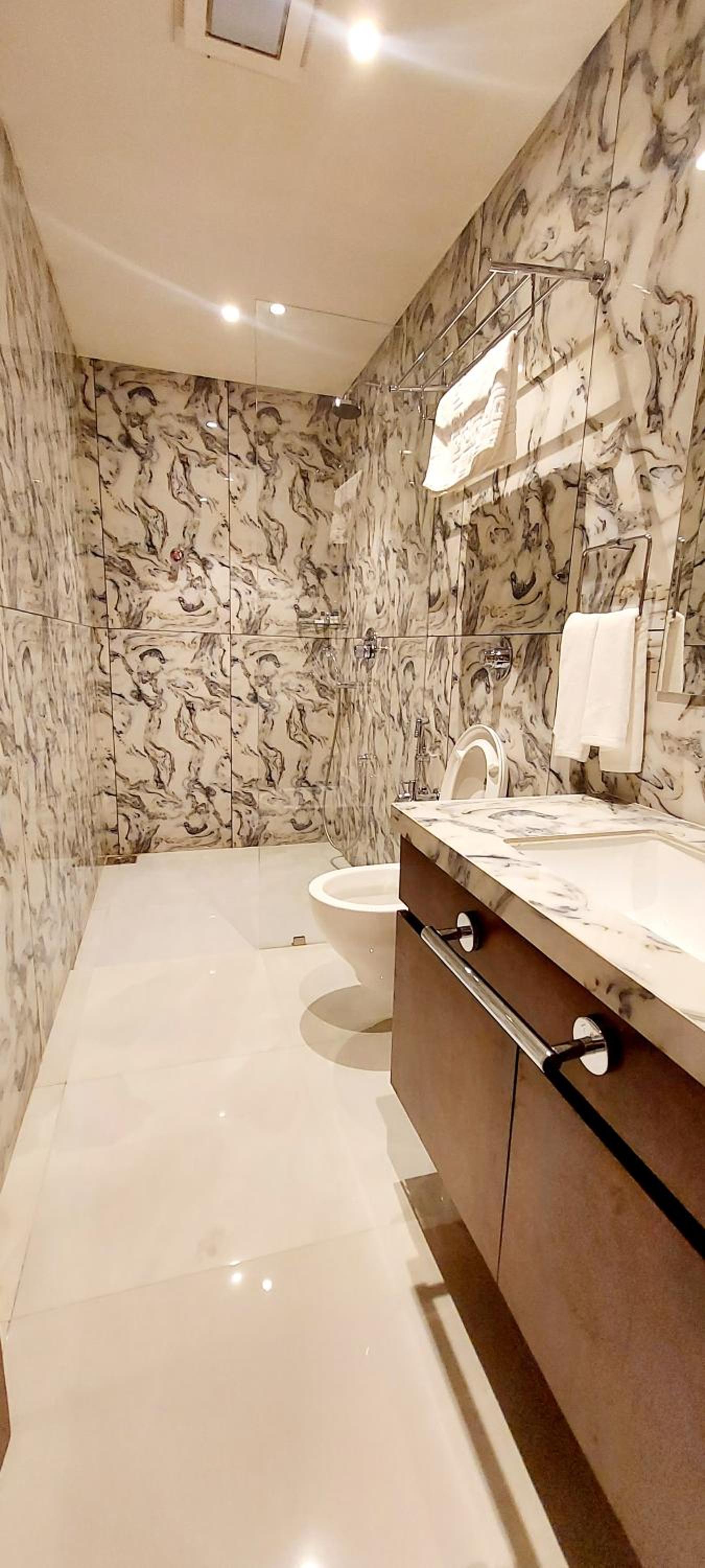 Executive Suite - Photo 4