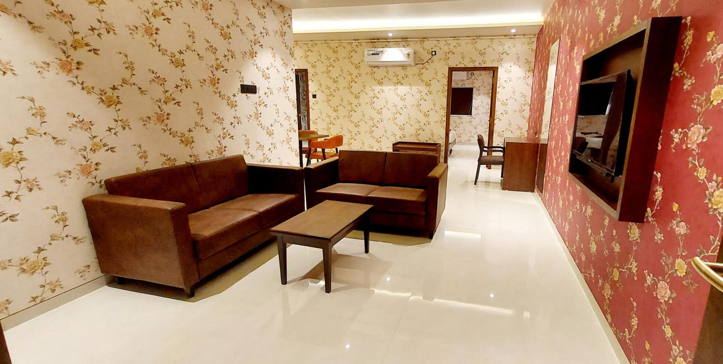 Executive Suite - Photo 11