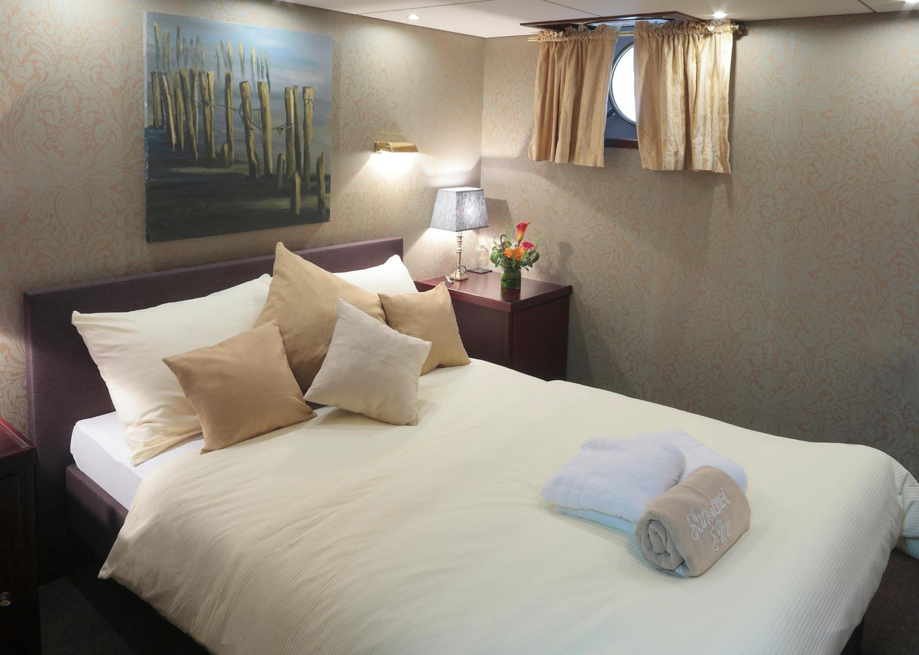 Standard Double Room thumbnail 5