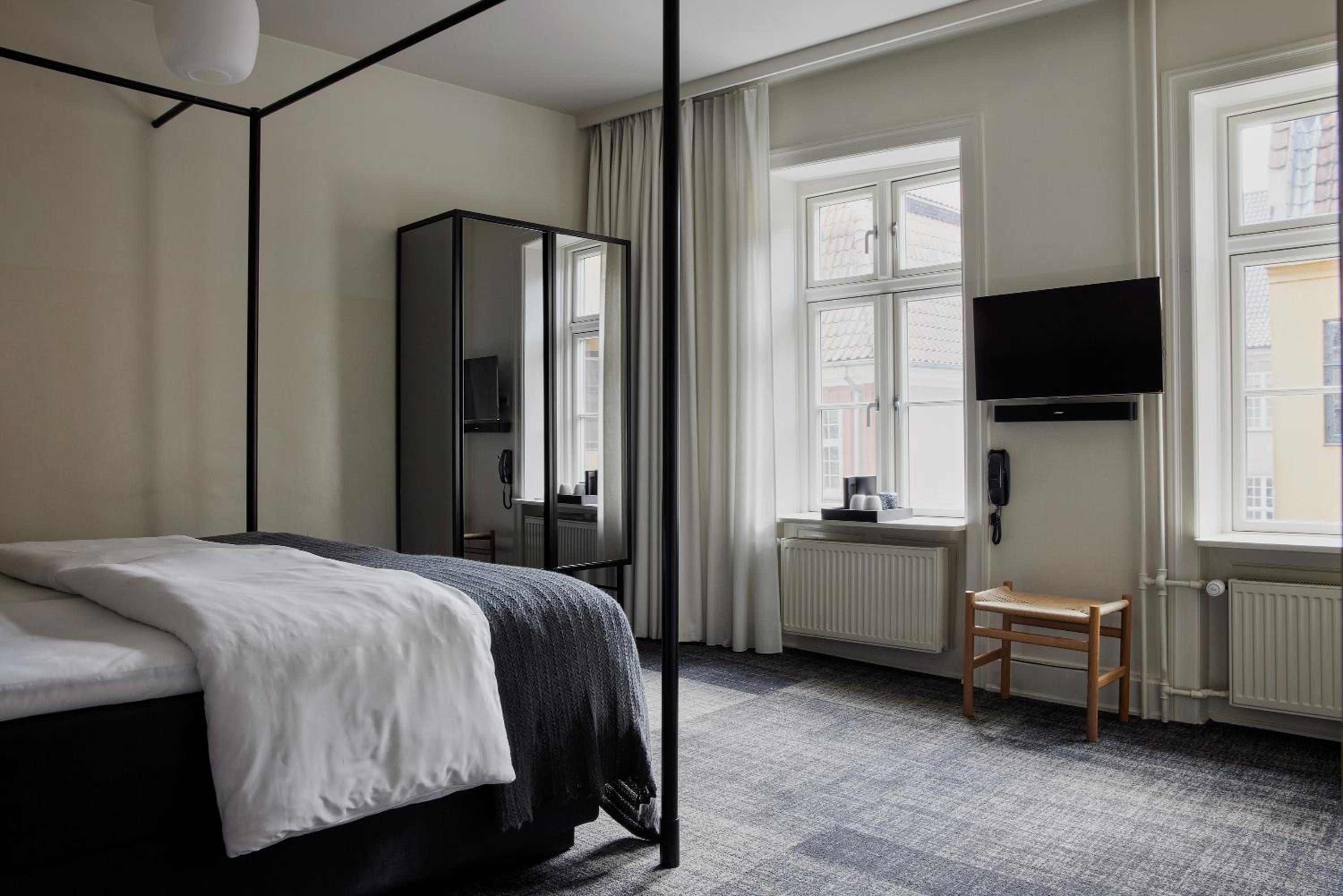 Superior Double or Twin Room thumbnail 5
