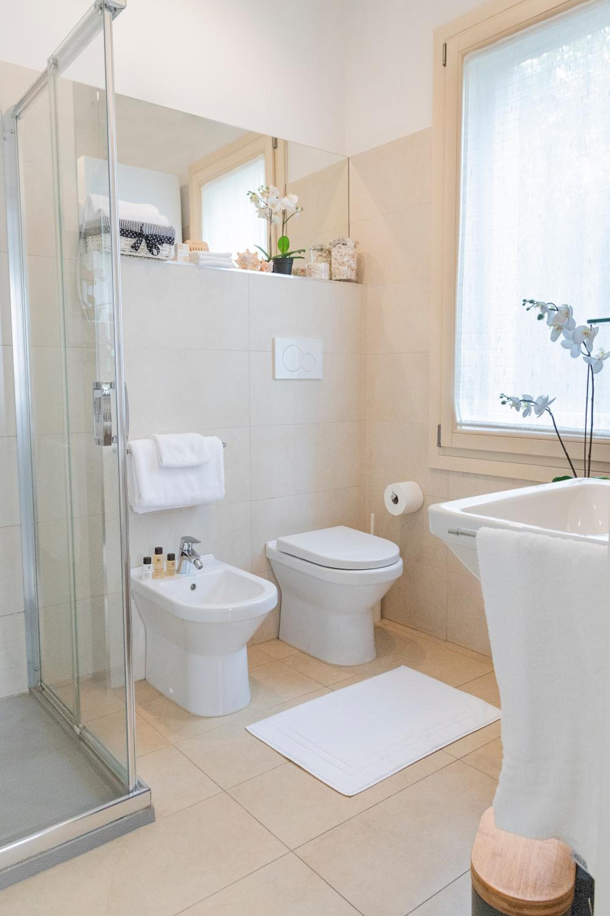 Double Room with Private Bathroom - Photo 3