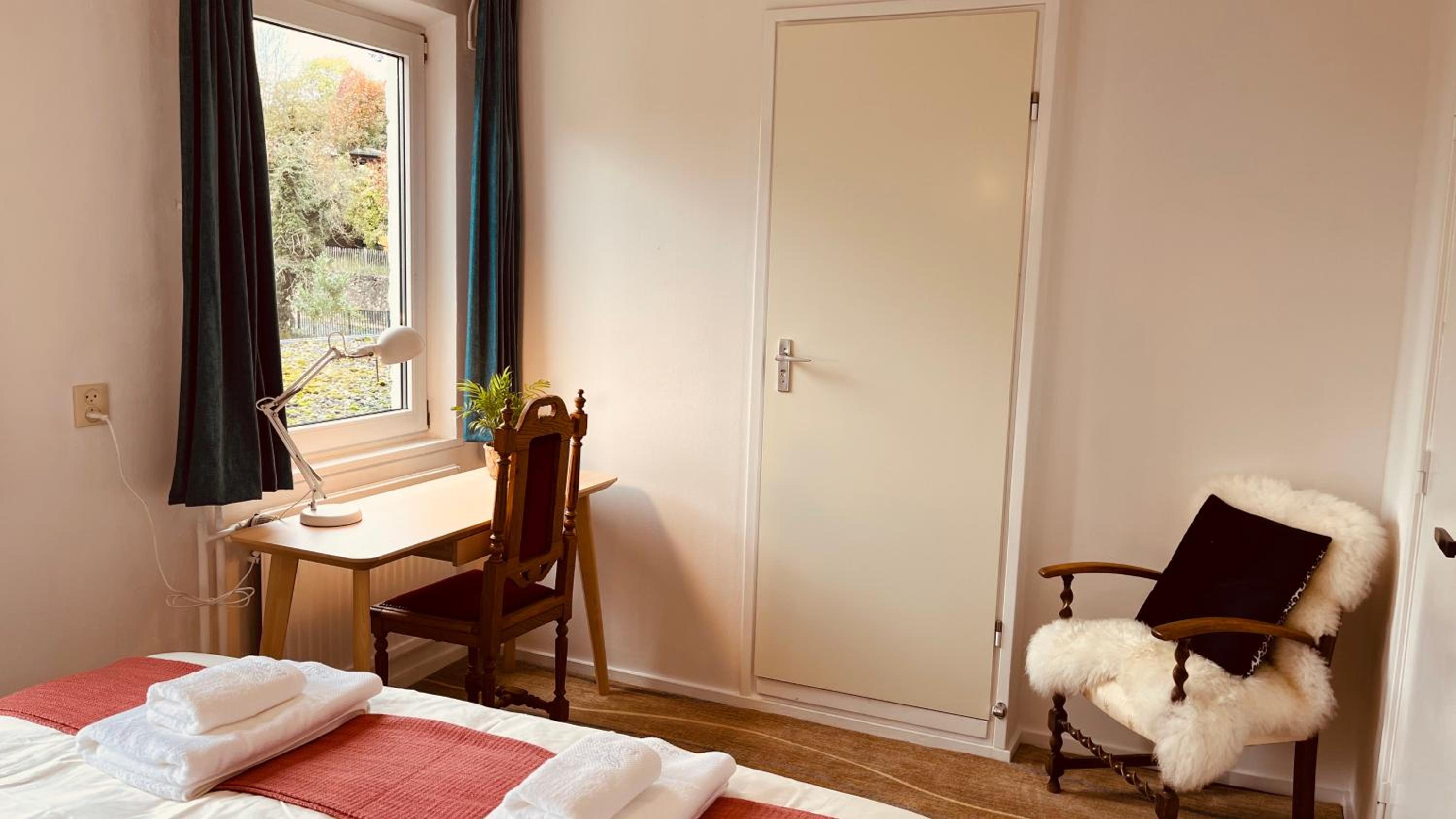 Budget Double Room - Photo 13