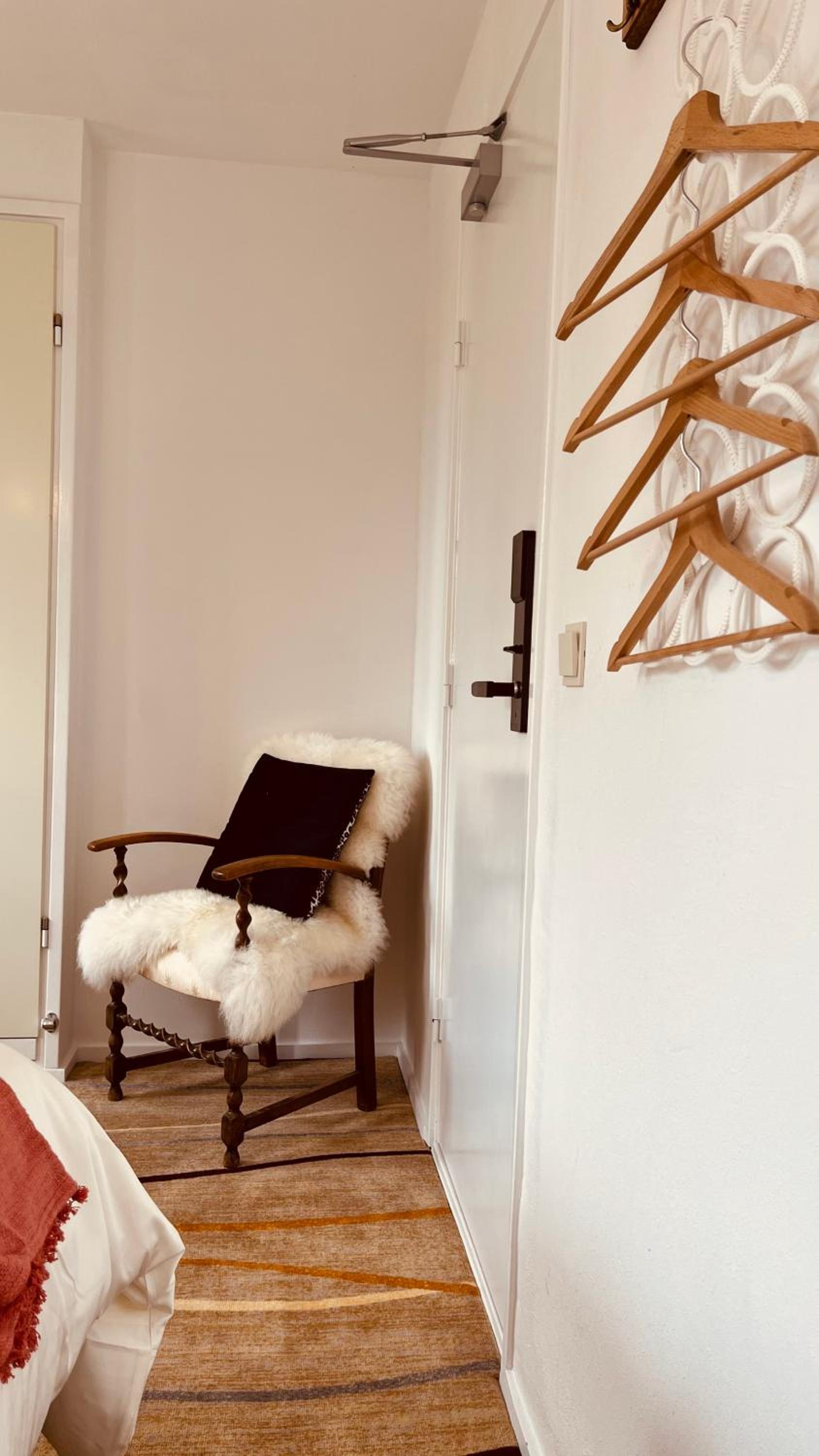 Budget Double Room - Photo 12