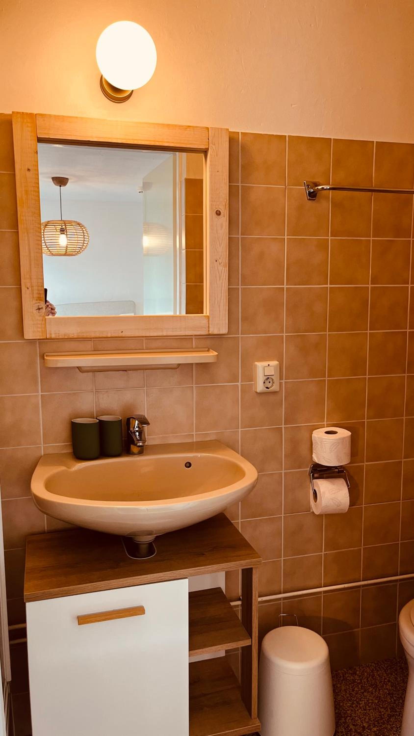 Budget Double Room - Photo 11
