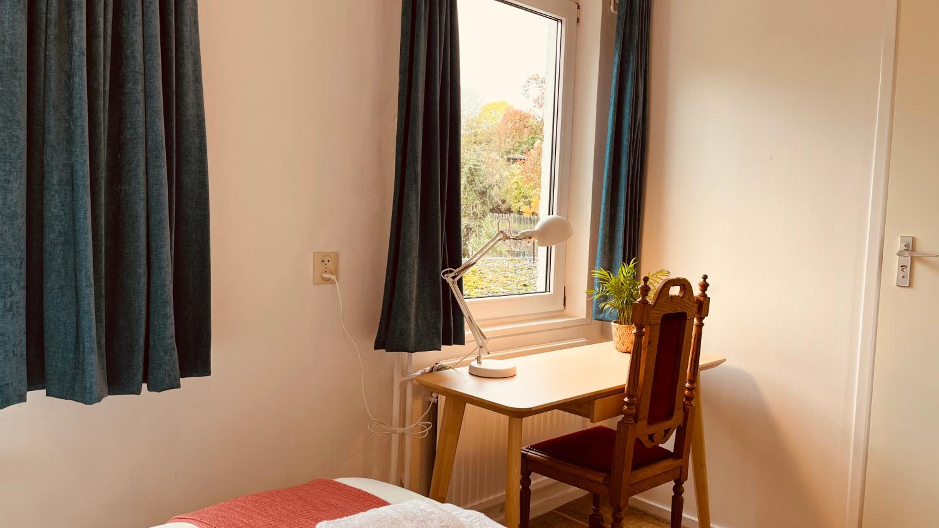 Budget Double Room - Photo 10