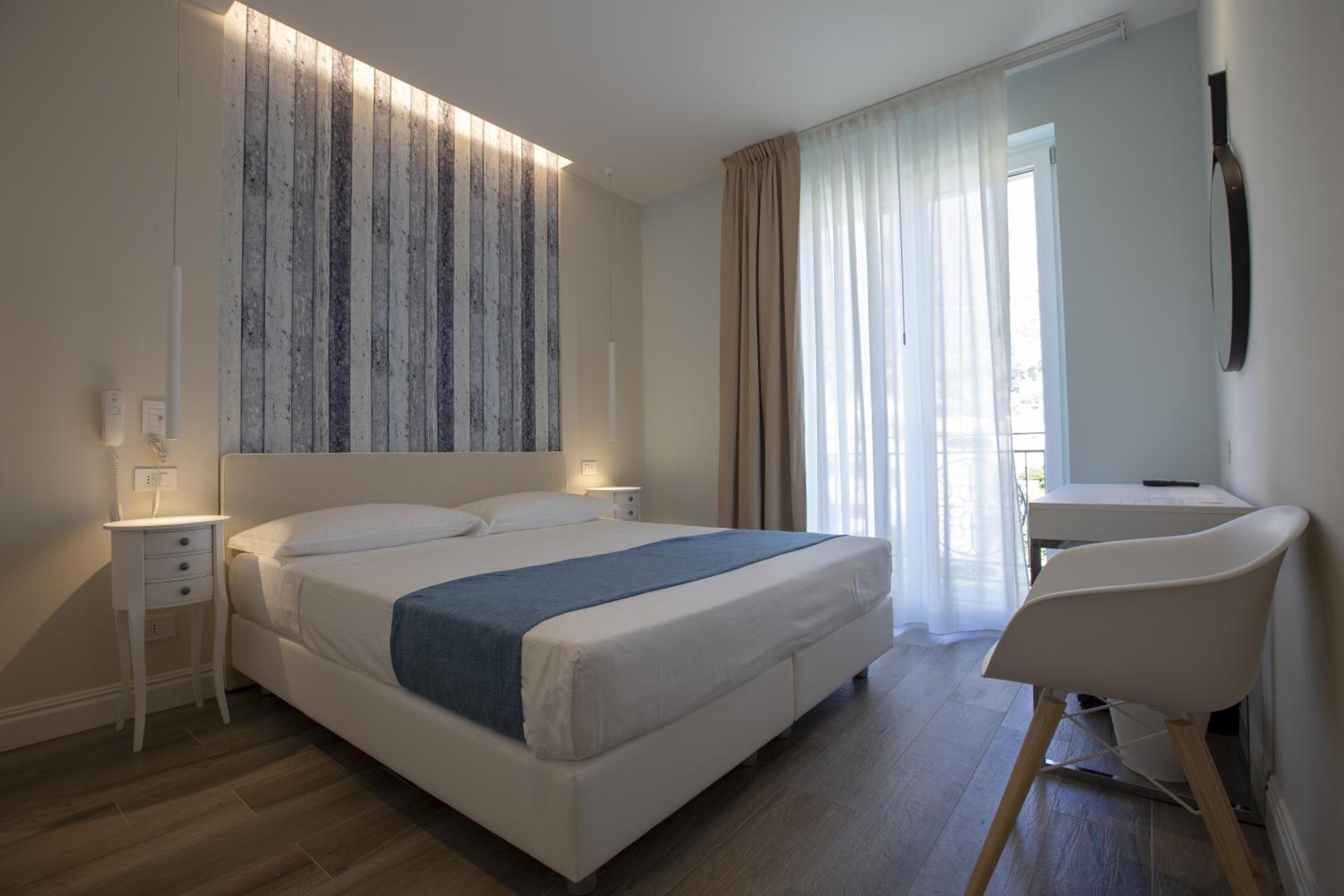 Deluxe Double Room with Side Sea View - Photo 6