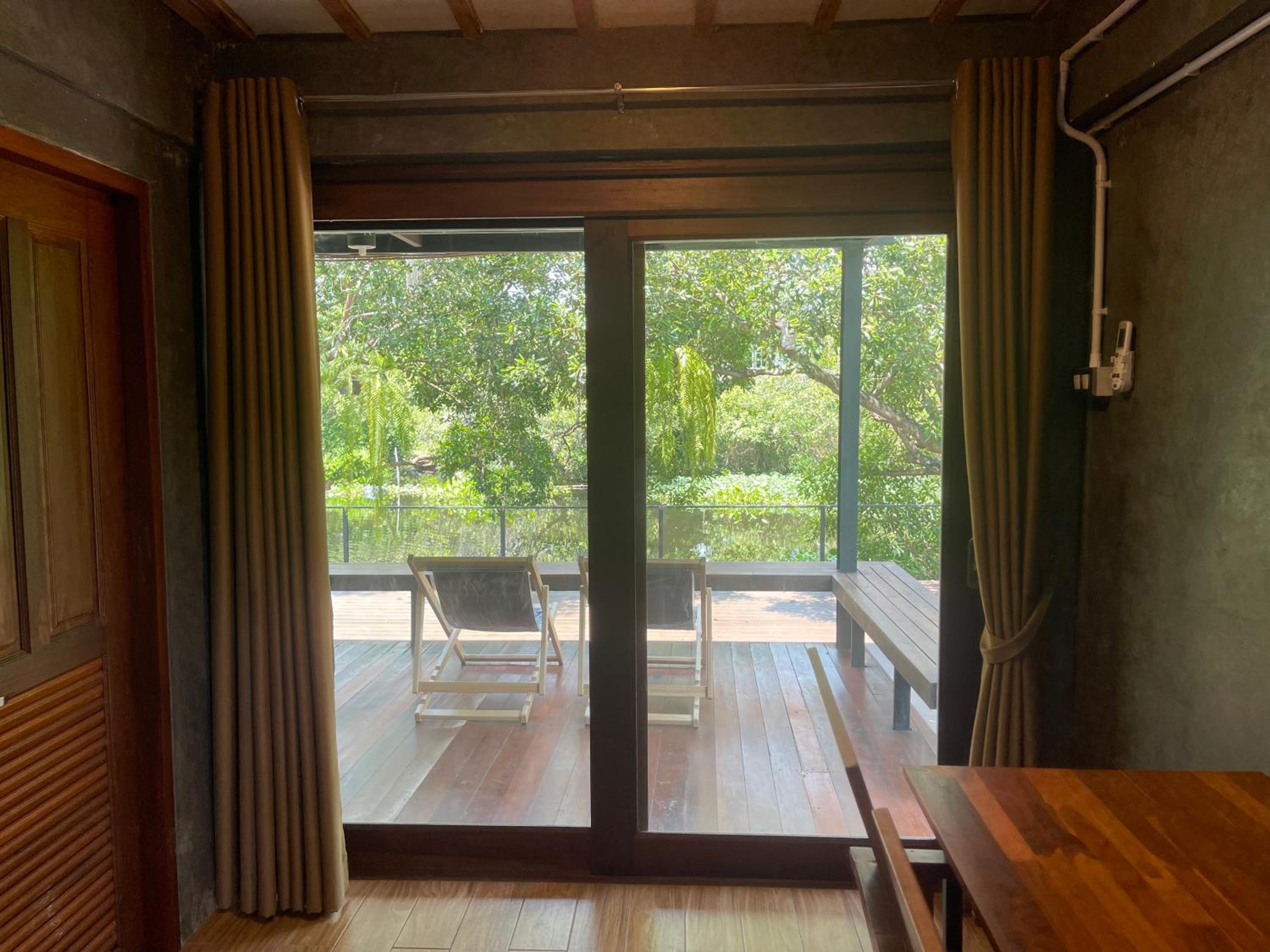 King Room with Balcony - Photo 6