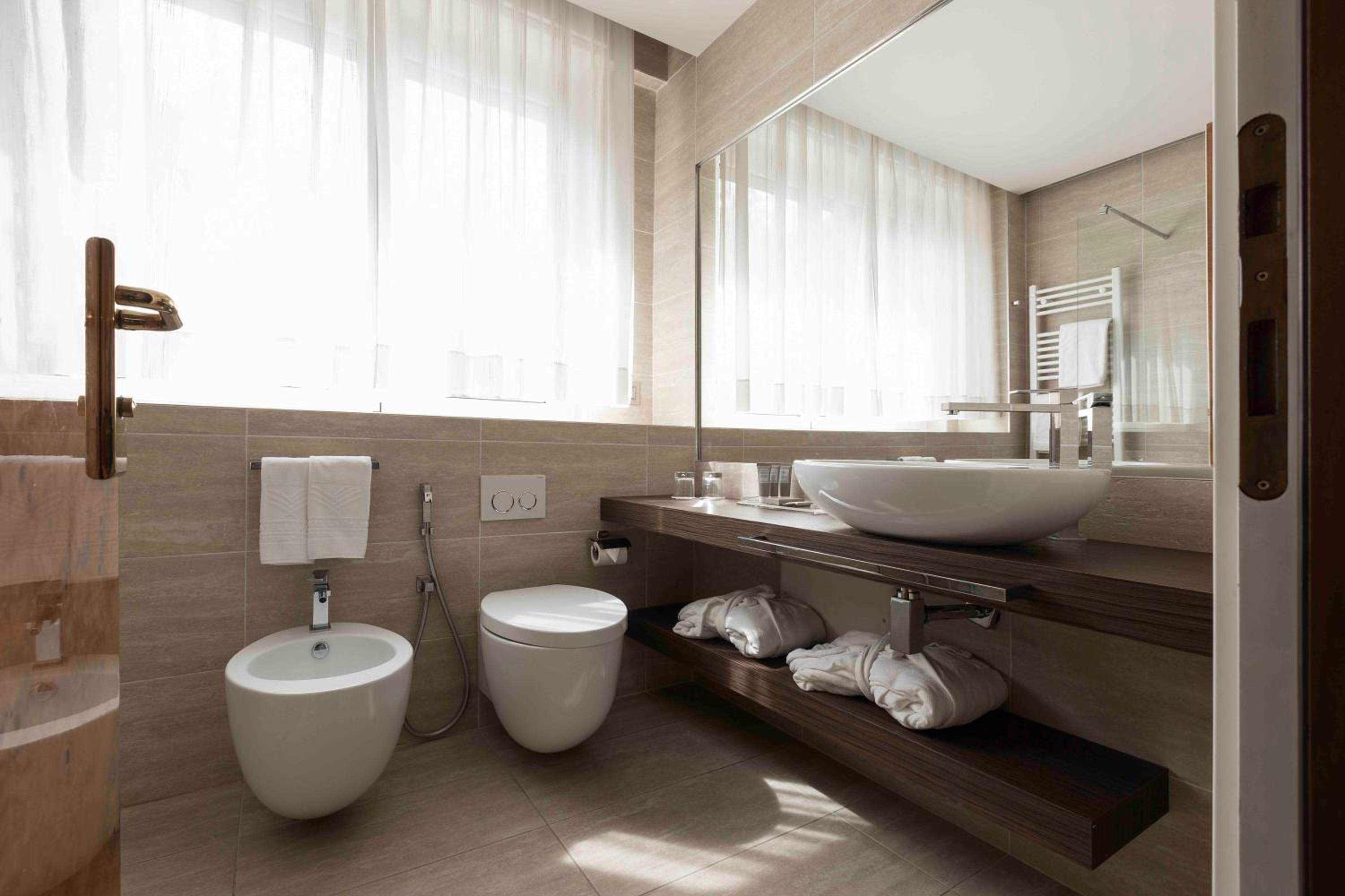 Superior Double or Twin Room with Partial Lake View - Photo 7