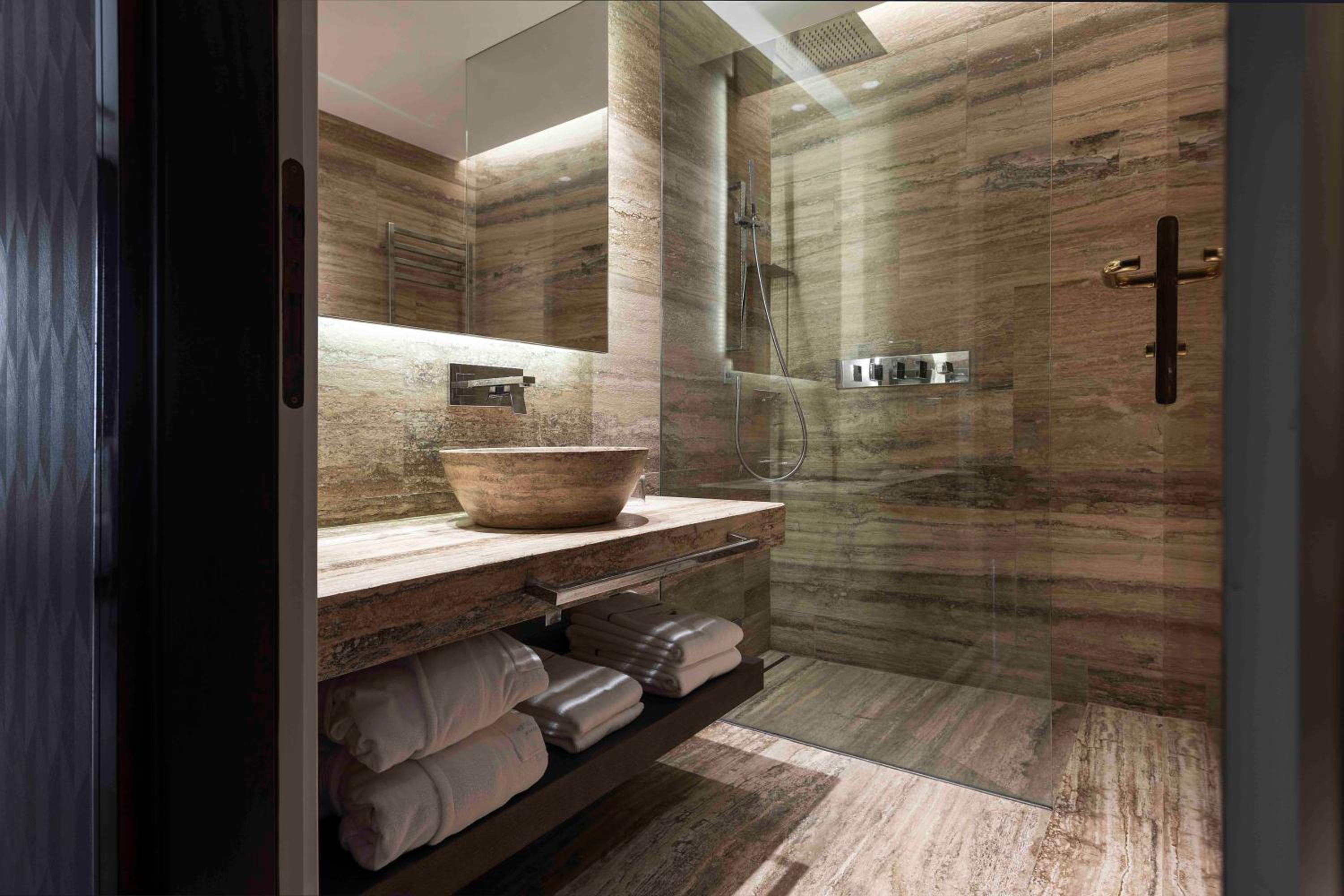 Deluxe Double or Twin Room with Lake View - Photo 5