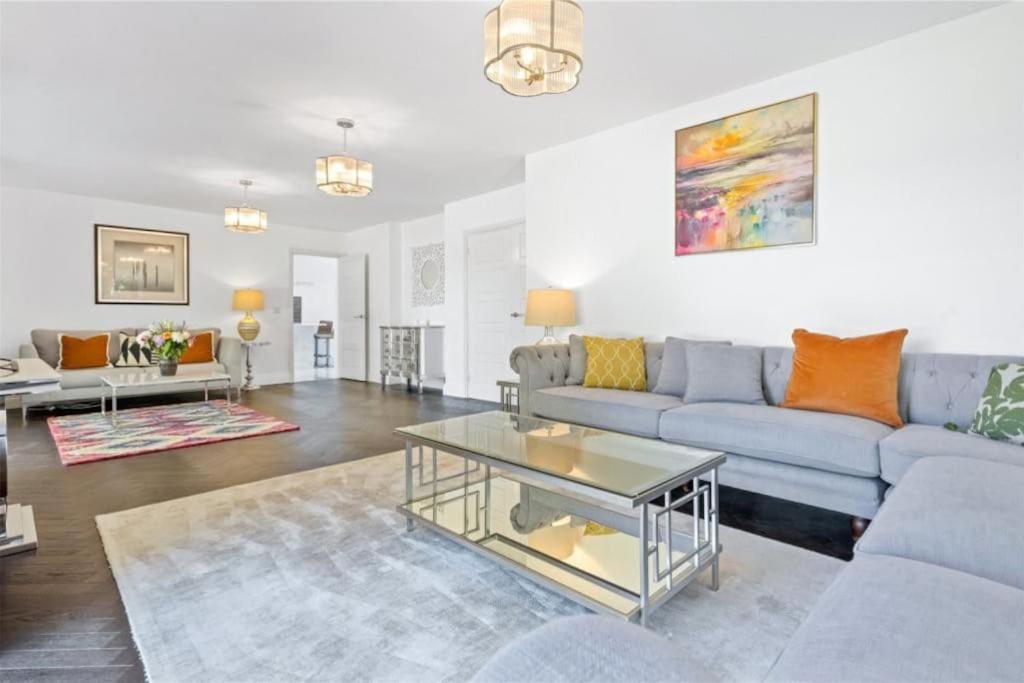 Five-Bedroom House photo 2