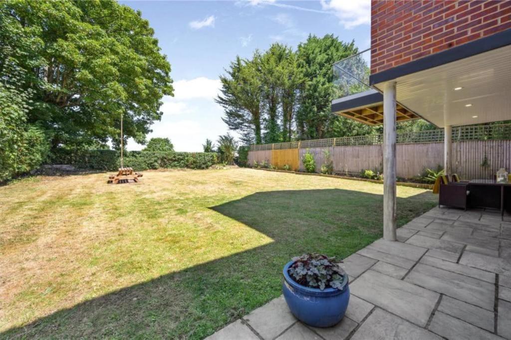 Five-Bedroom House photo 3