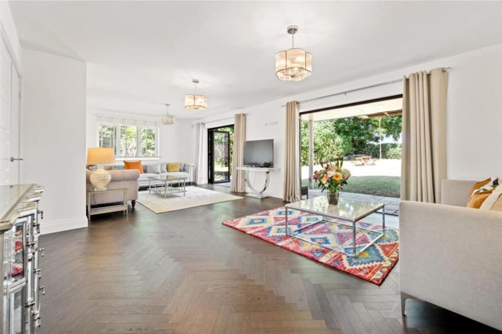 Five-Bedroom House photo 1