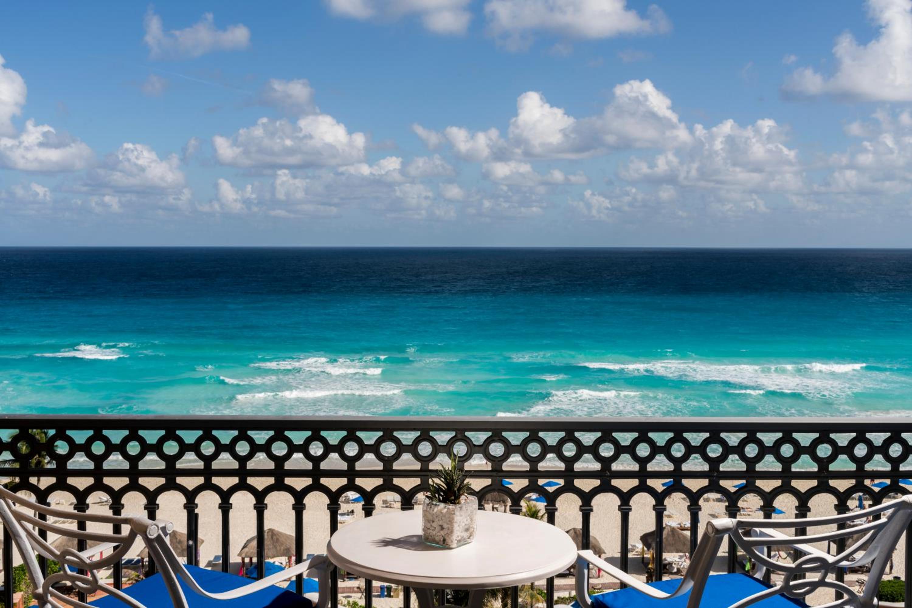 Deluxe Seafront King Room - Photo 9