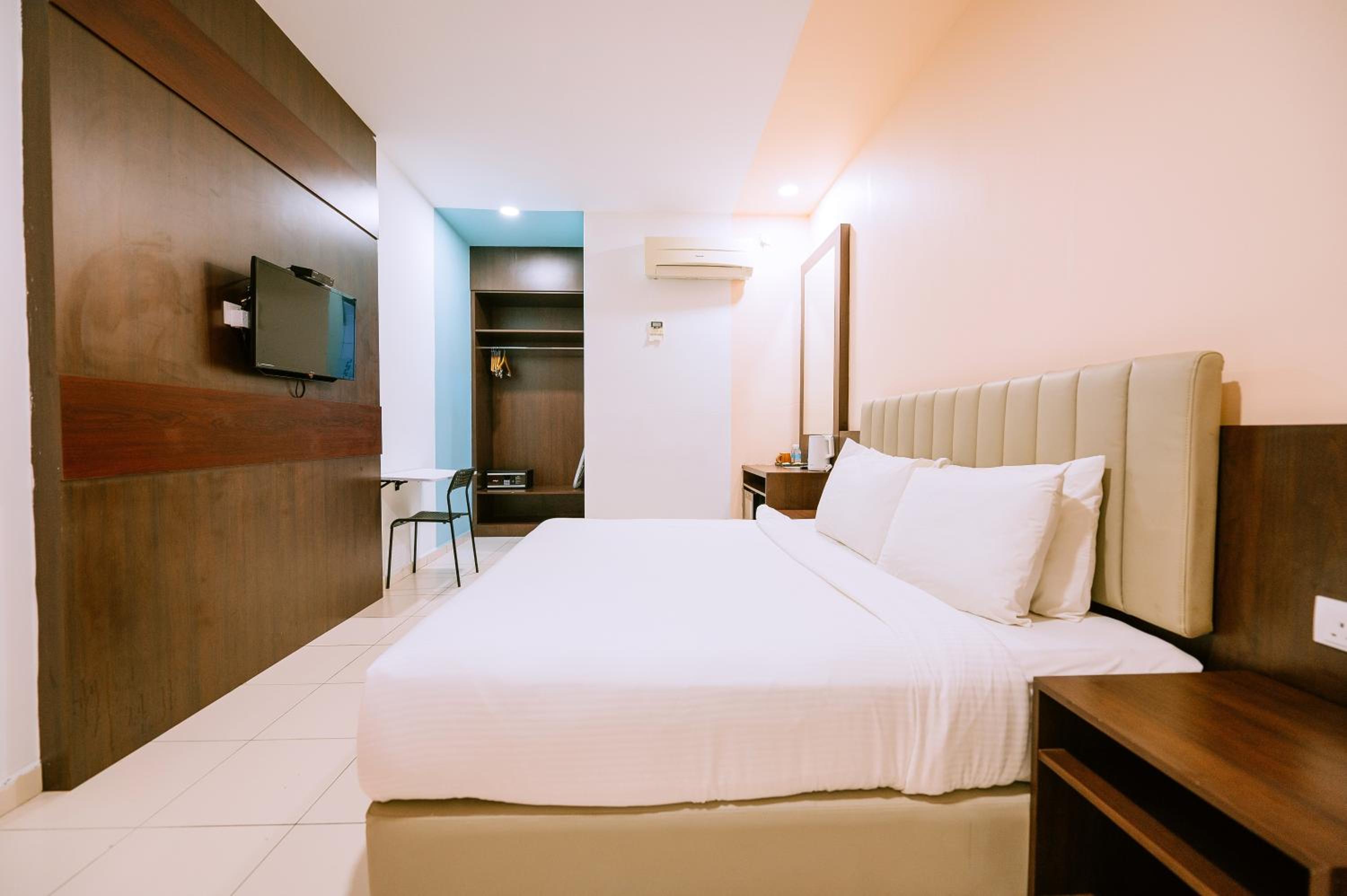 King Room with Pool View - Photo 3