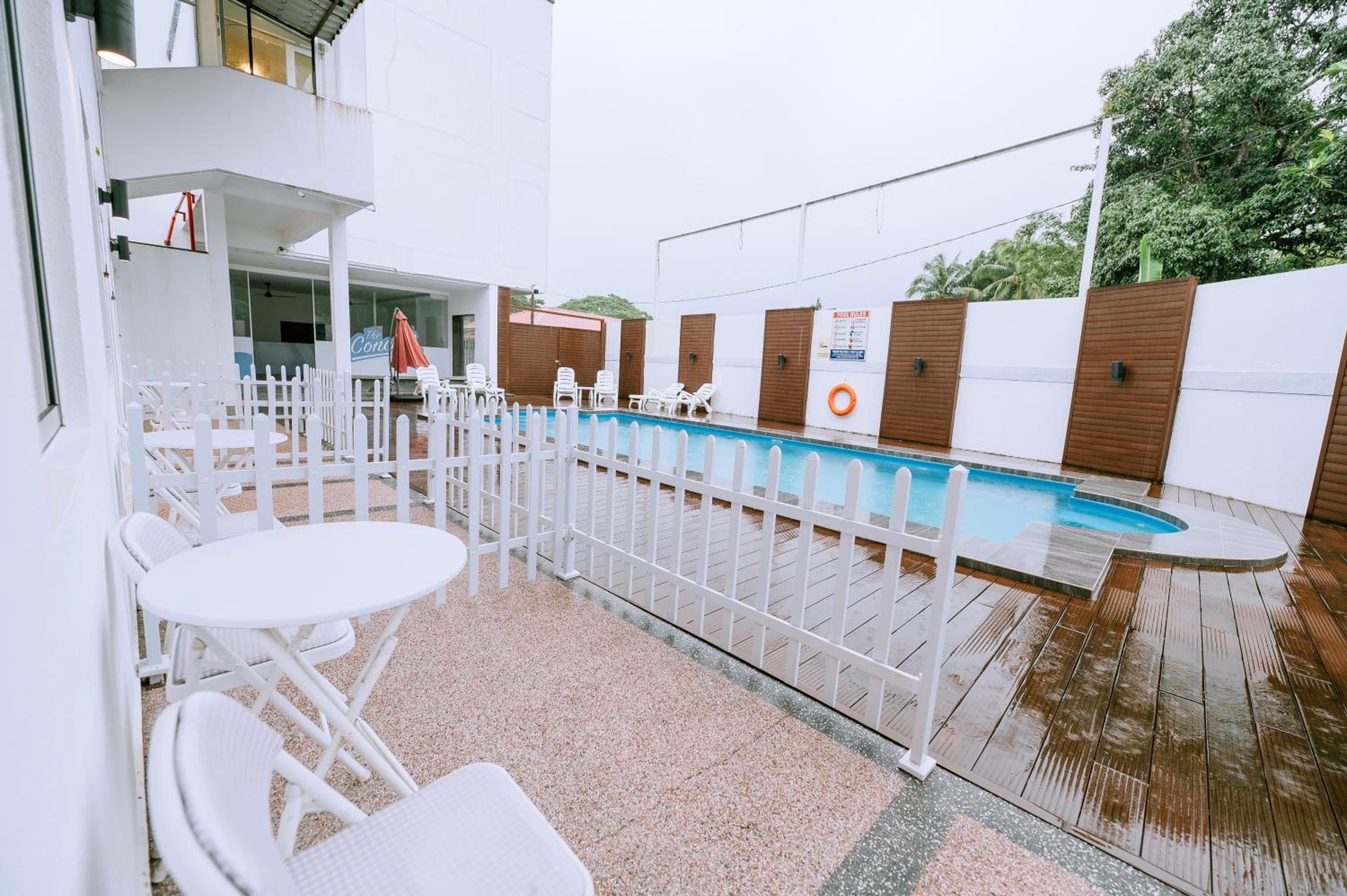 King Room with Pool View - Photo 6