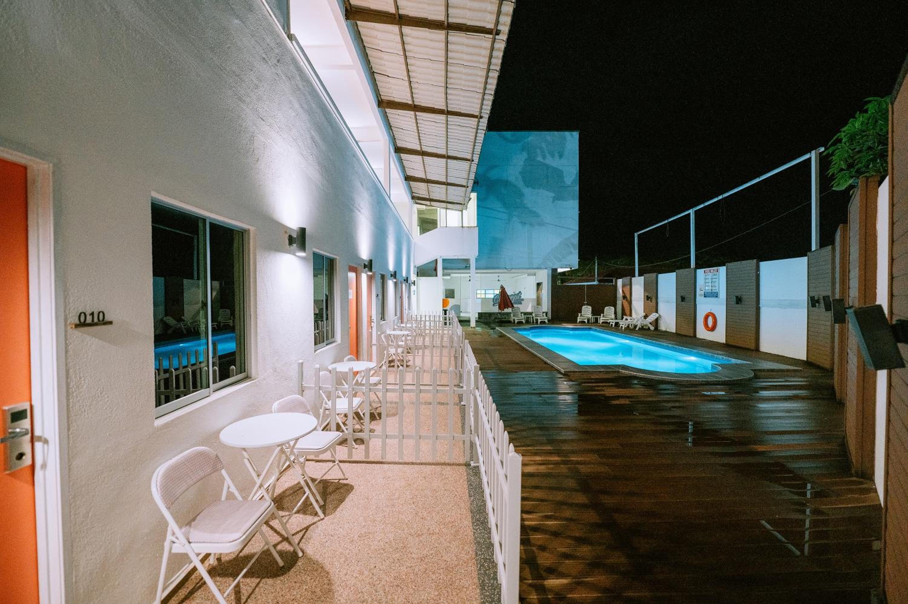 King Room with Pool View - Photo 7