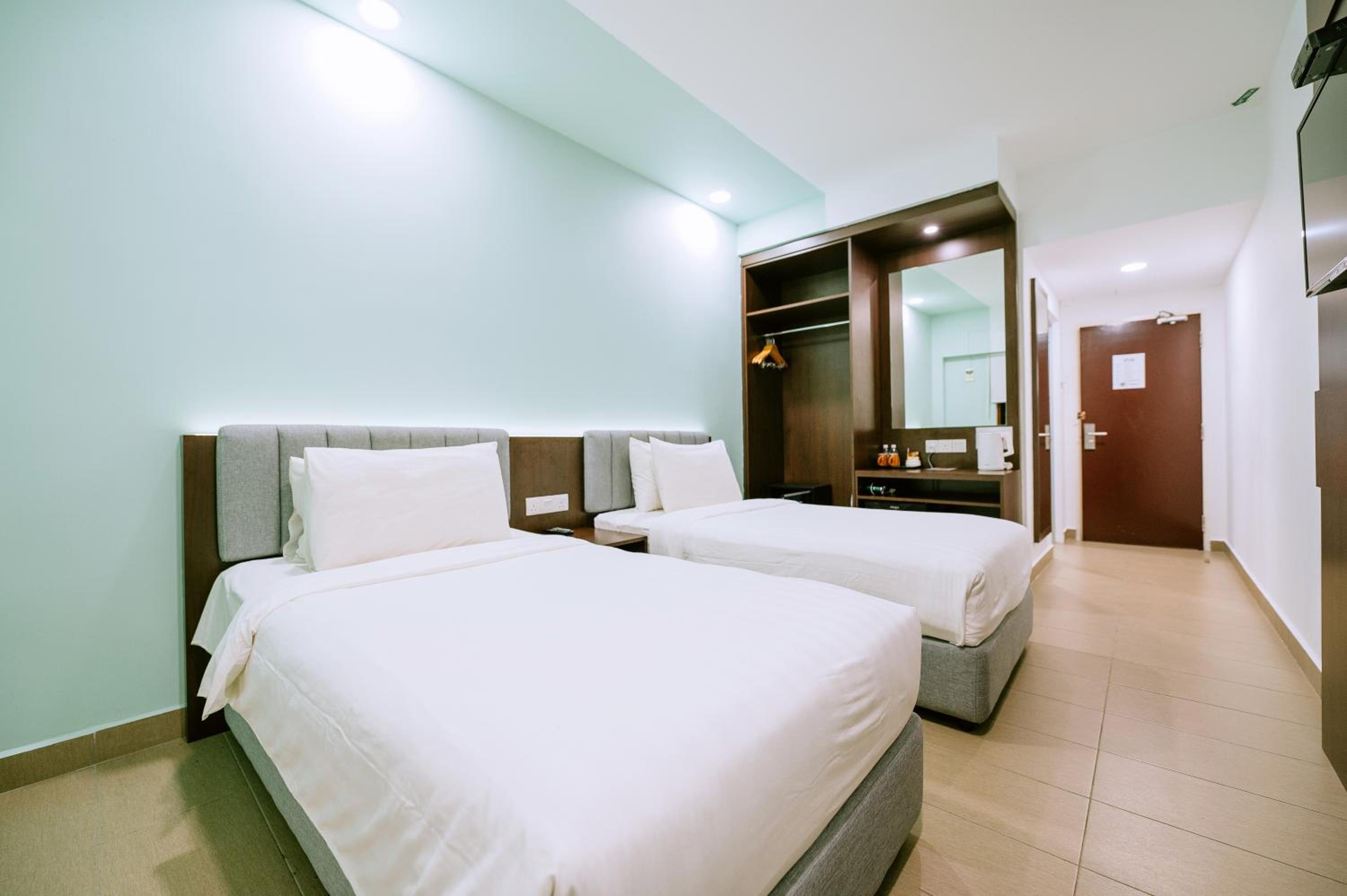 Standard Twin Room - Photo 4