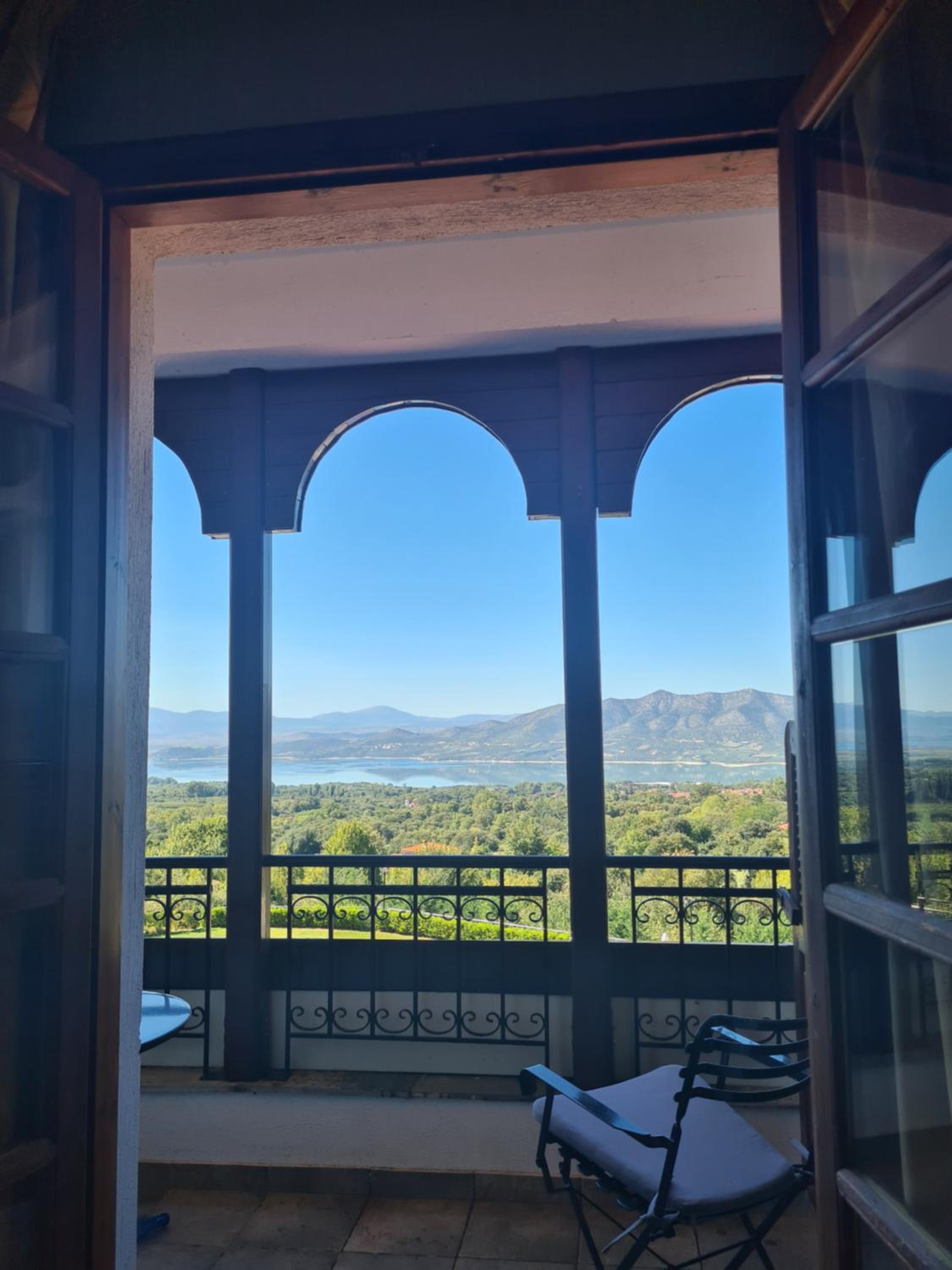 Double or Twin Room with Lake View - Photo 3