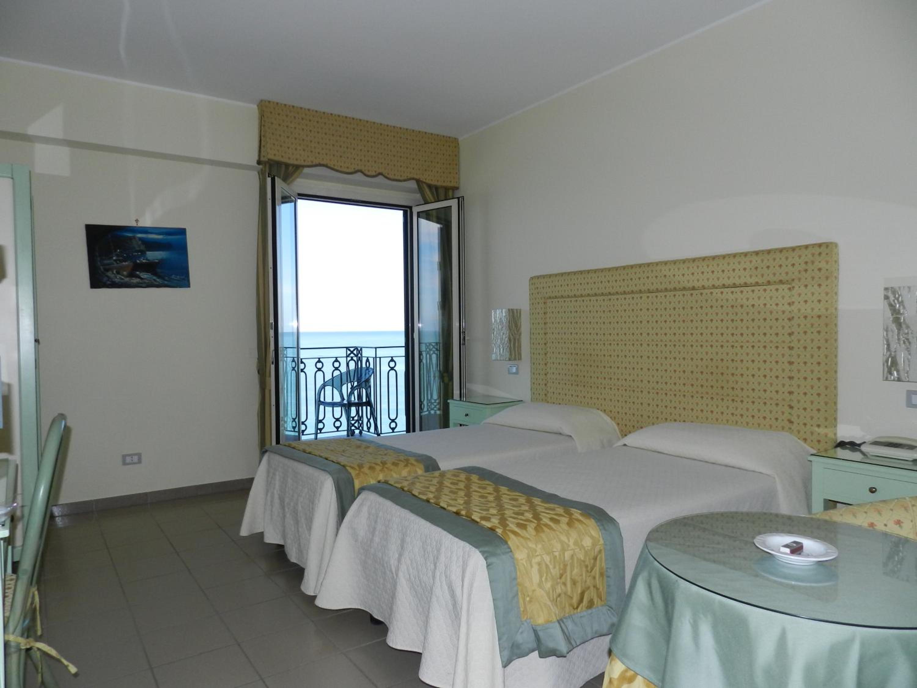 Standard Twin Room photo 2