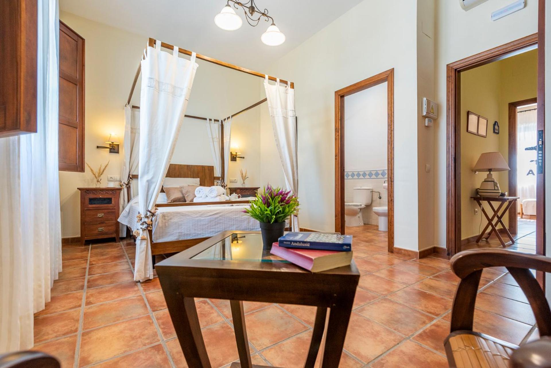 Eight-Bedroom House photo 1