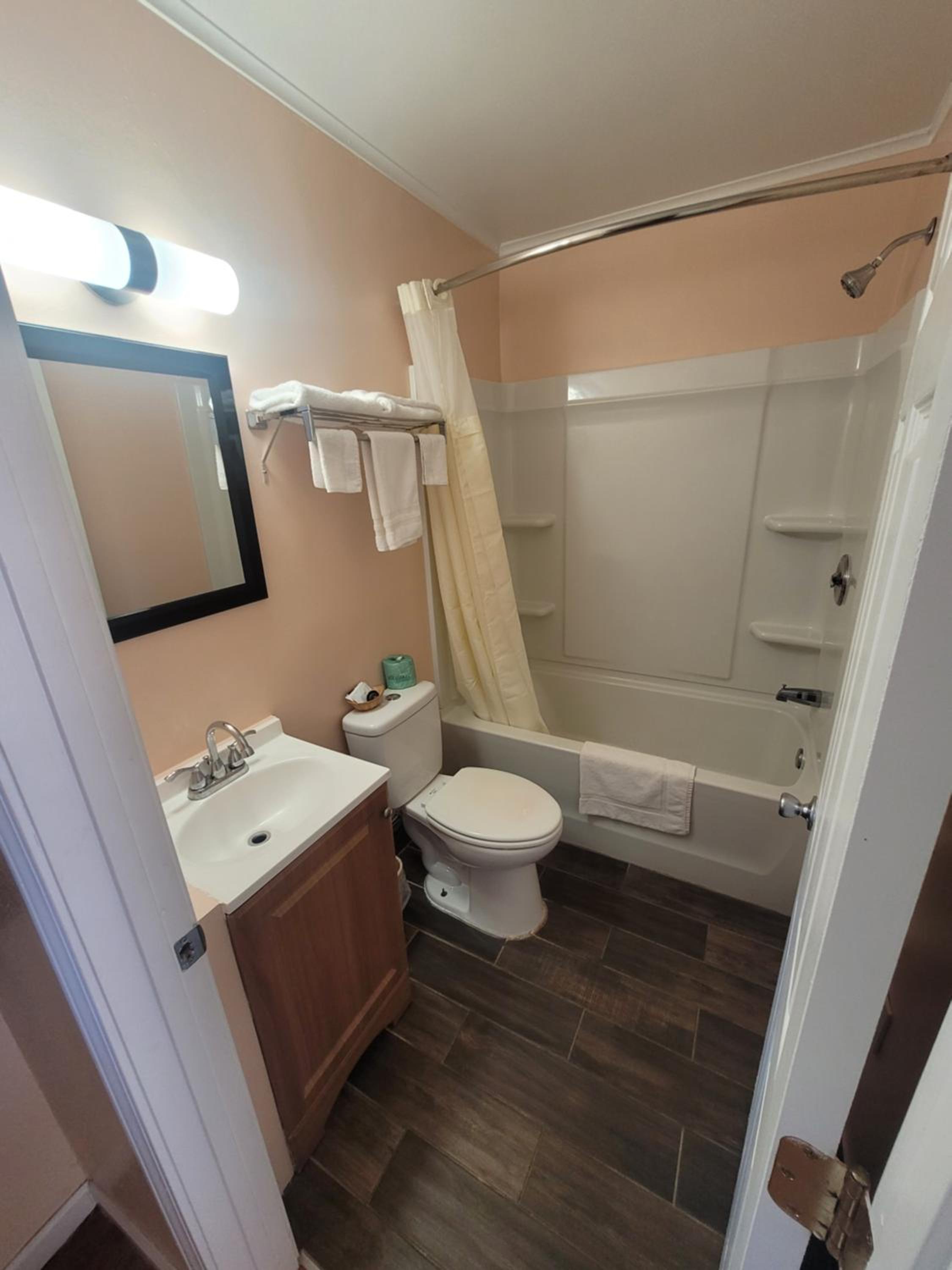 Queen Suite - Photo 3
