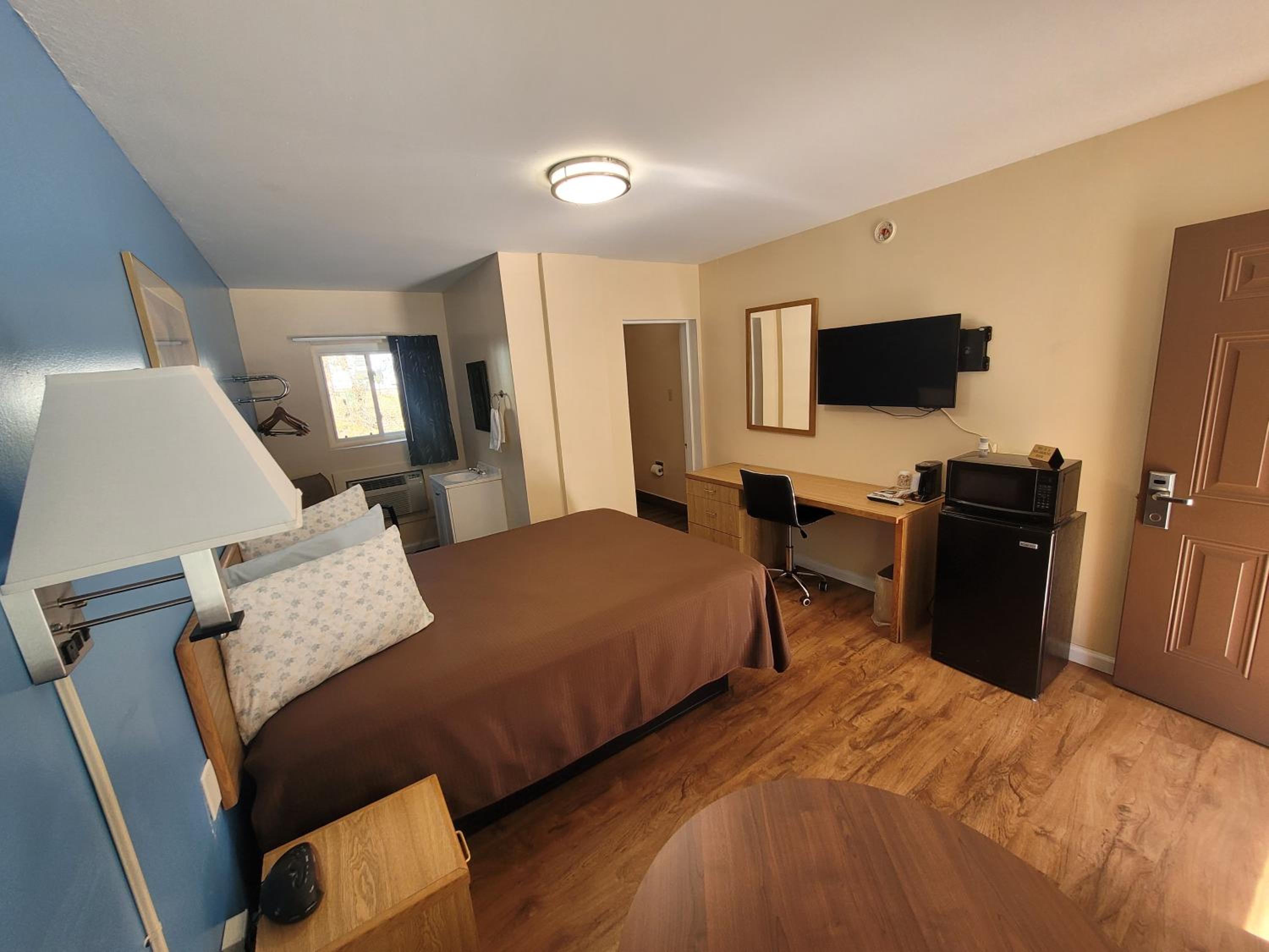 Queen Suite - Photo 1
