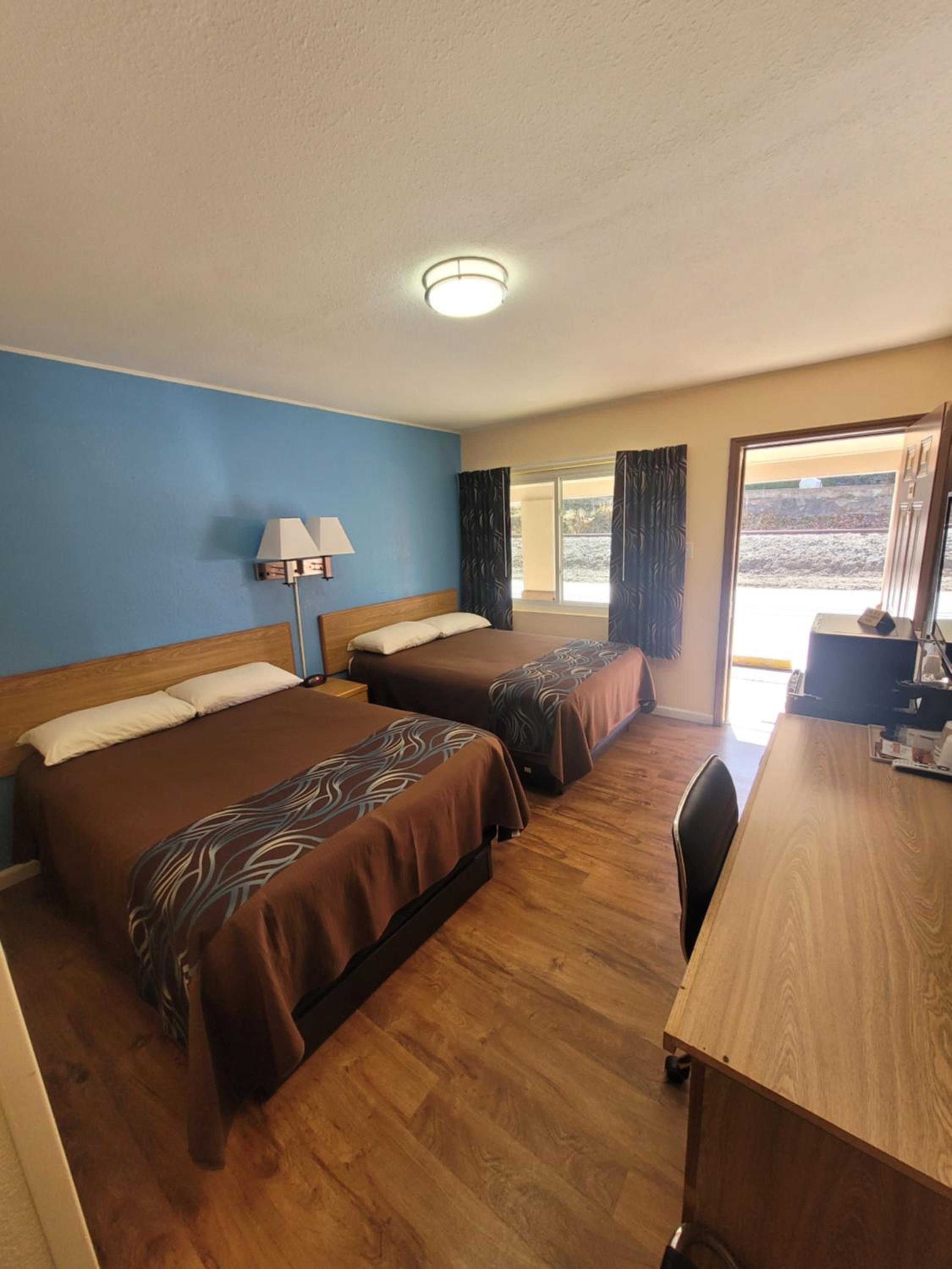 Double or Twin Room with Bathroom - Photo 4