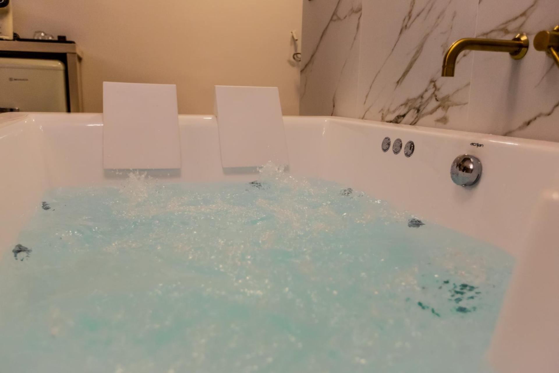 Deluxe Suite with Spa Bath photo 3