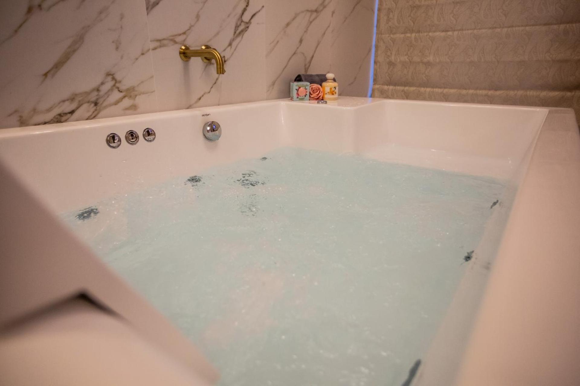 Deluxe Suite with Spa Bath photo 2