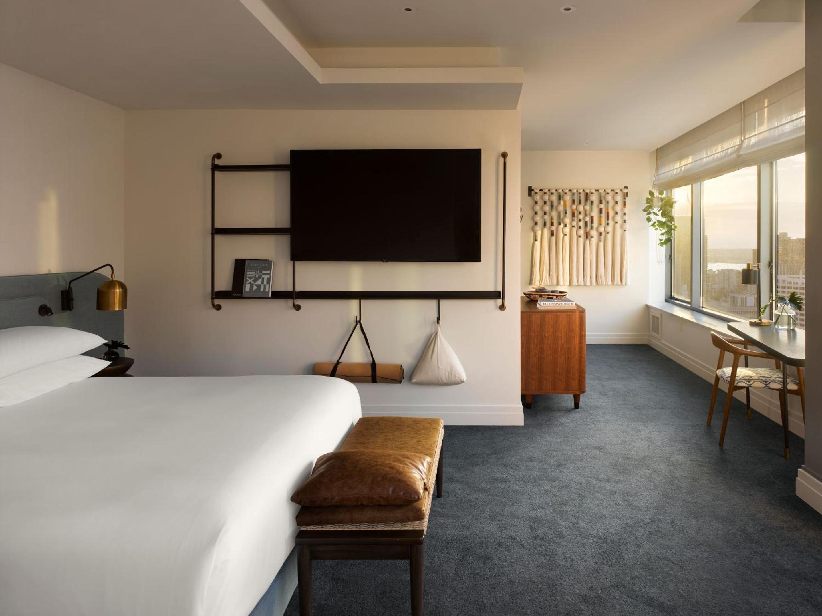 Premium King Room with Balcony and City View - Photo 4