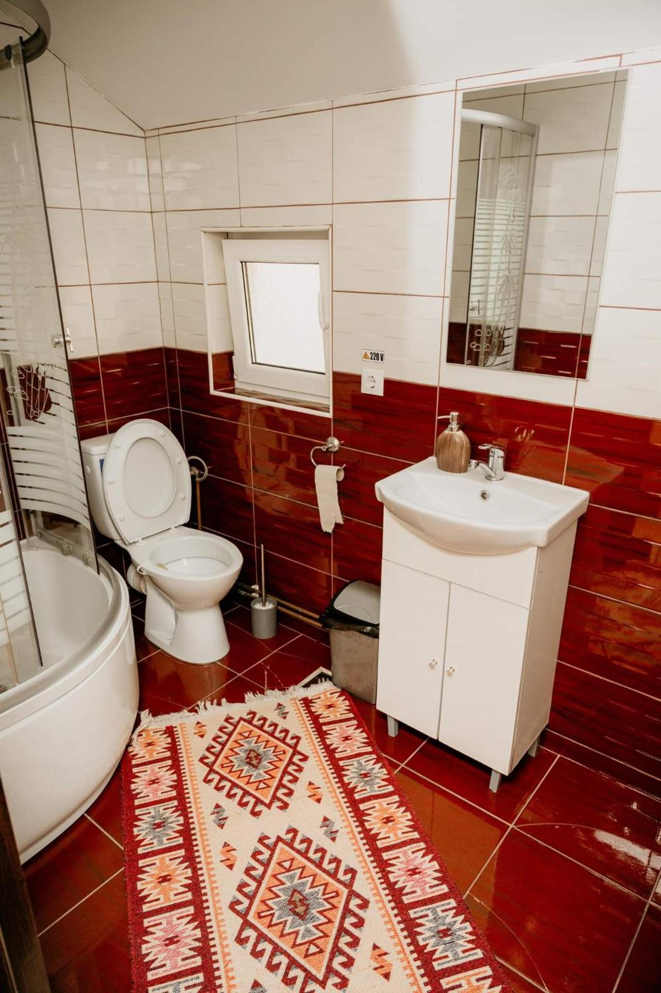 Family Room with Private Bathroom photo 3