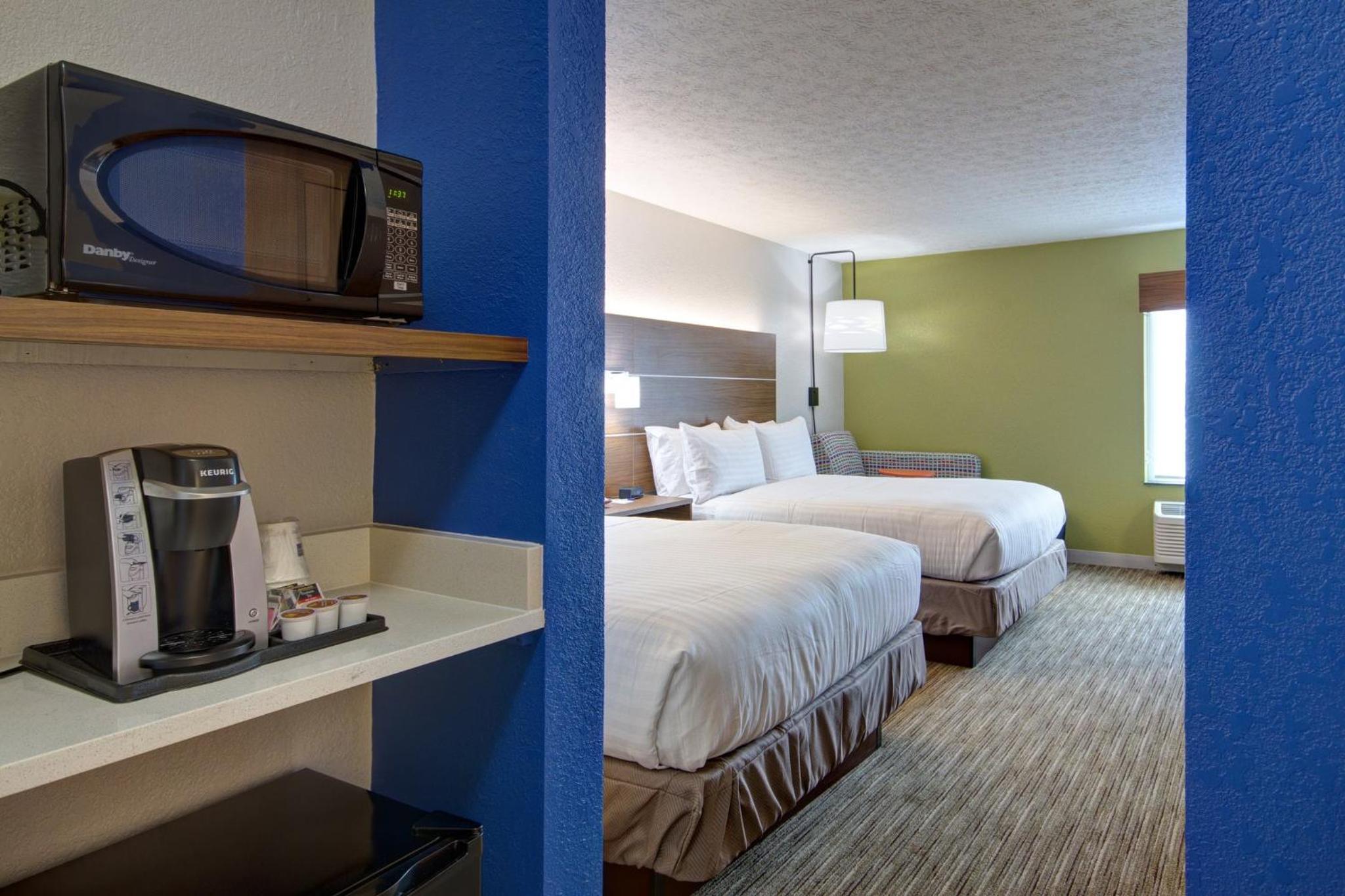 Standard Room with Two Queen Beds - Photo 1