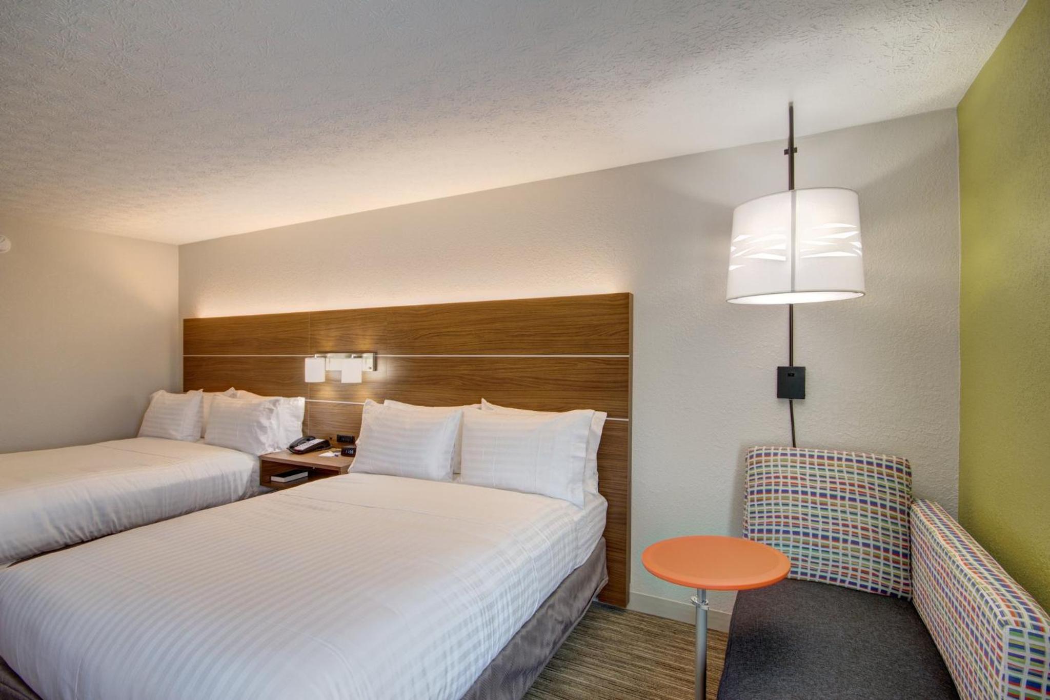 Standard Room with Two Queen Beds - Photo 3