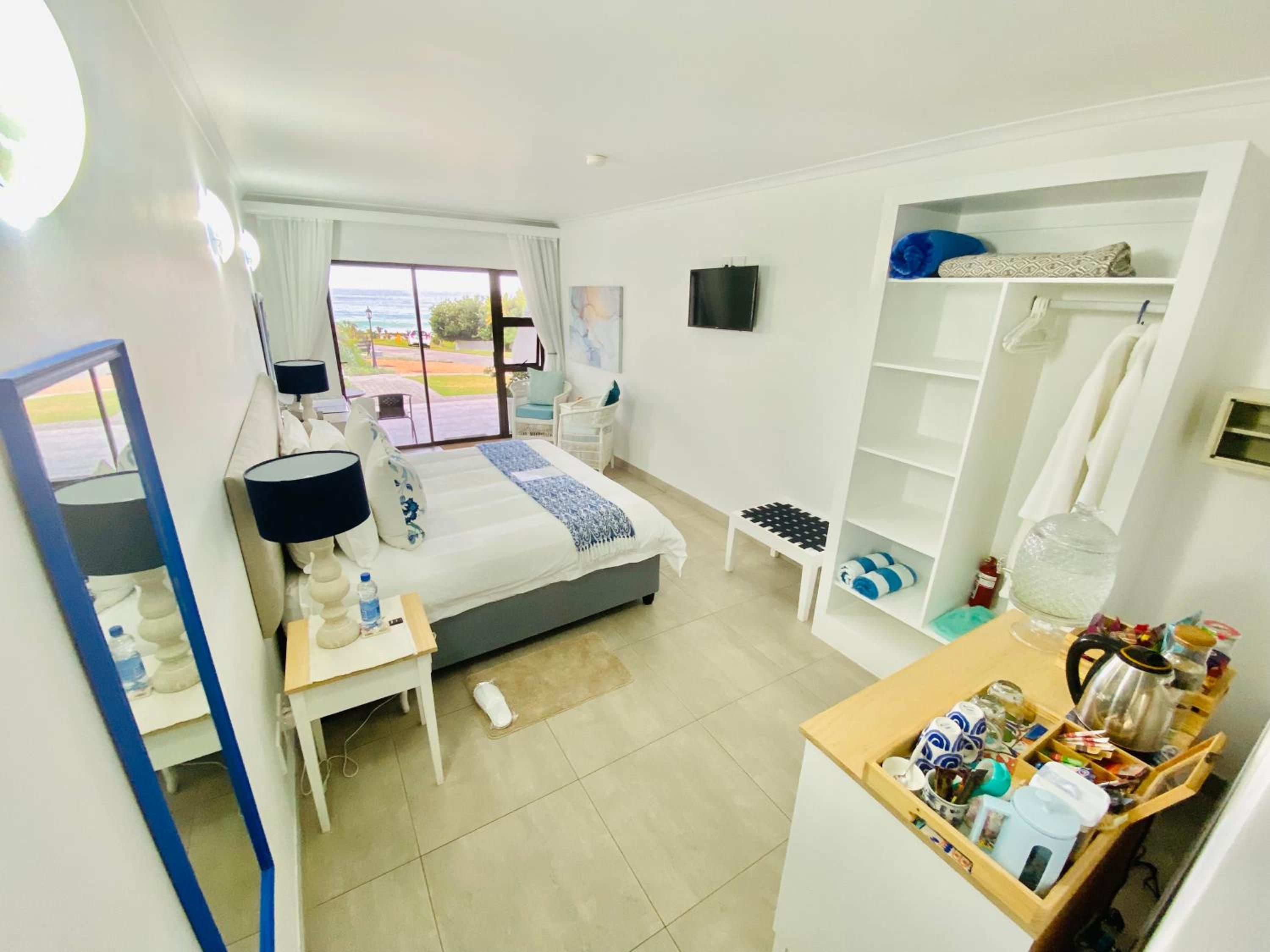Double or Twin Room with Sea View photo 2